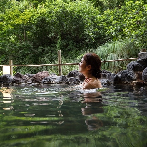 Relax in the open-air bath♪