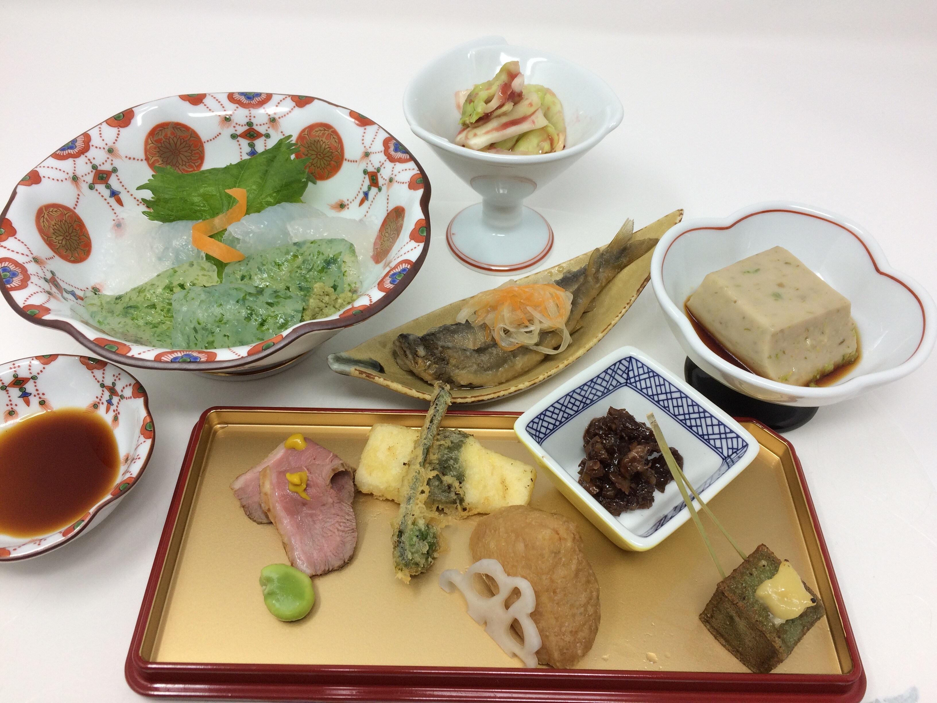 拼盤小菜、山村生魚片