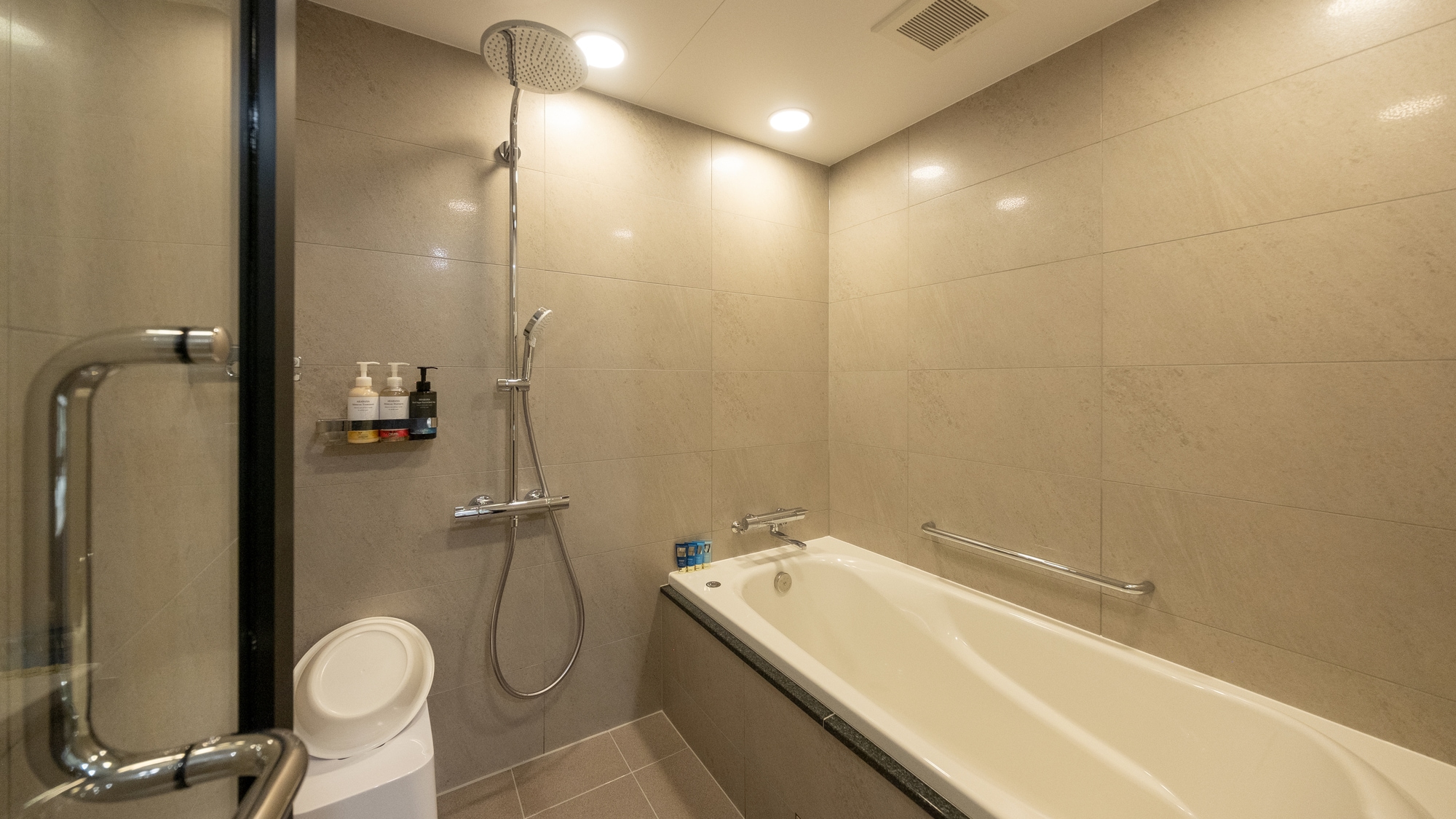 Grand cottage (48 sqm) Spacious bathroom with washroom