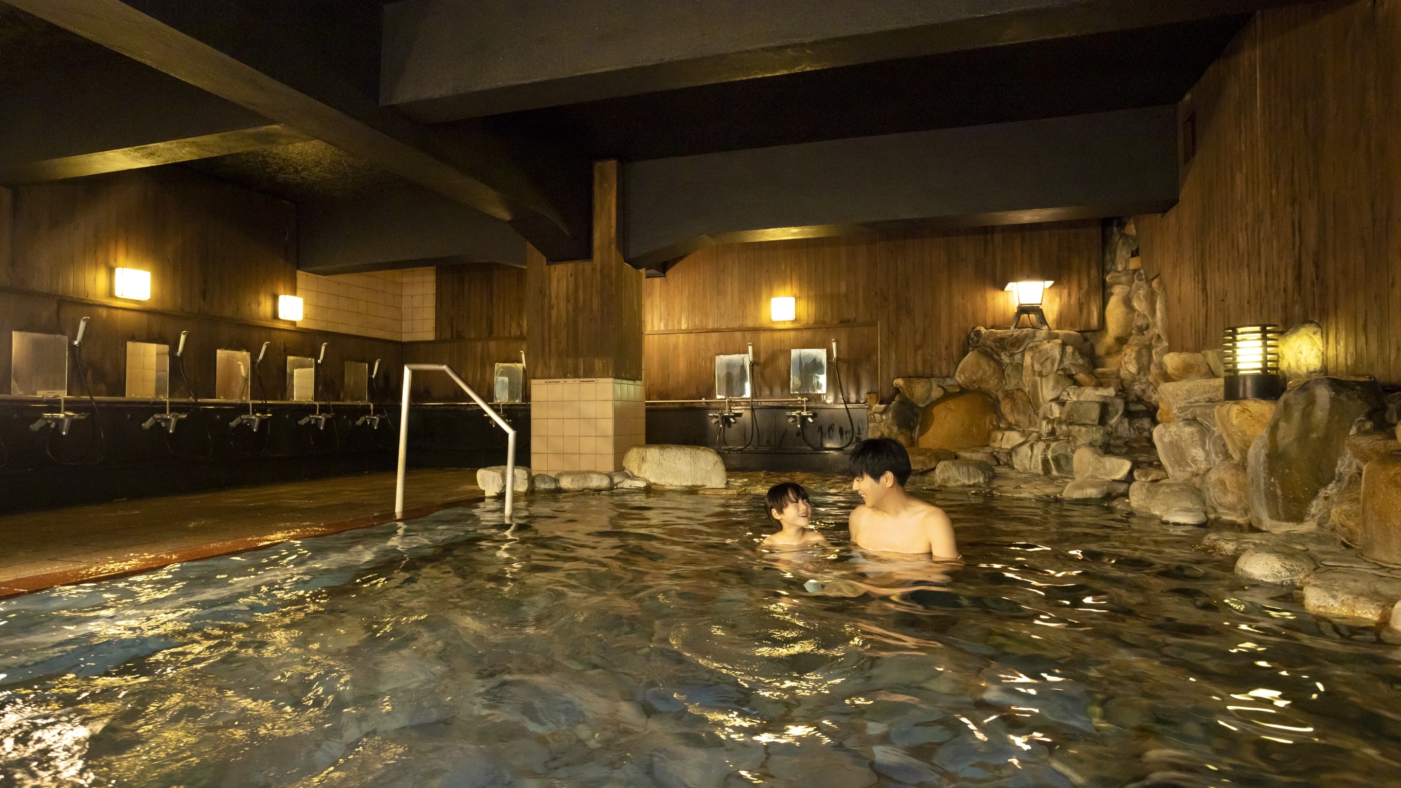 大型公共浴池，朝霧之湯（男女交替使用）