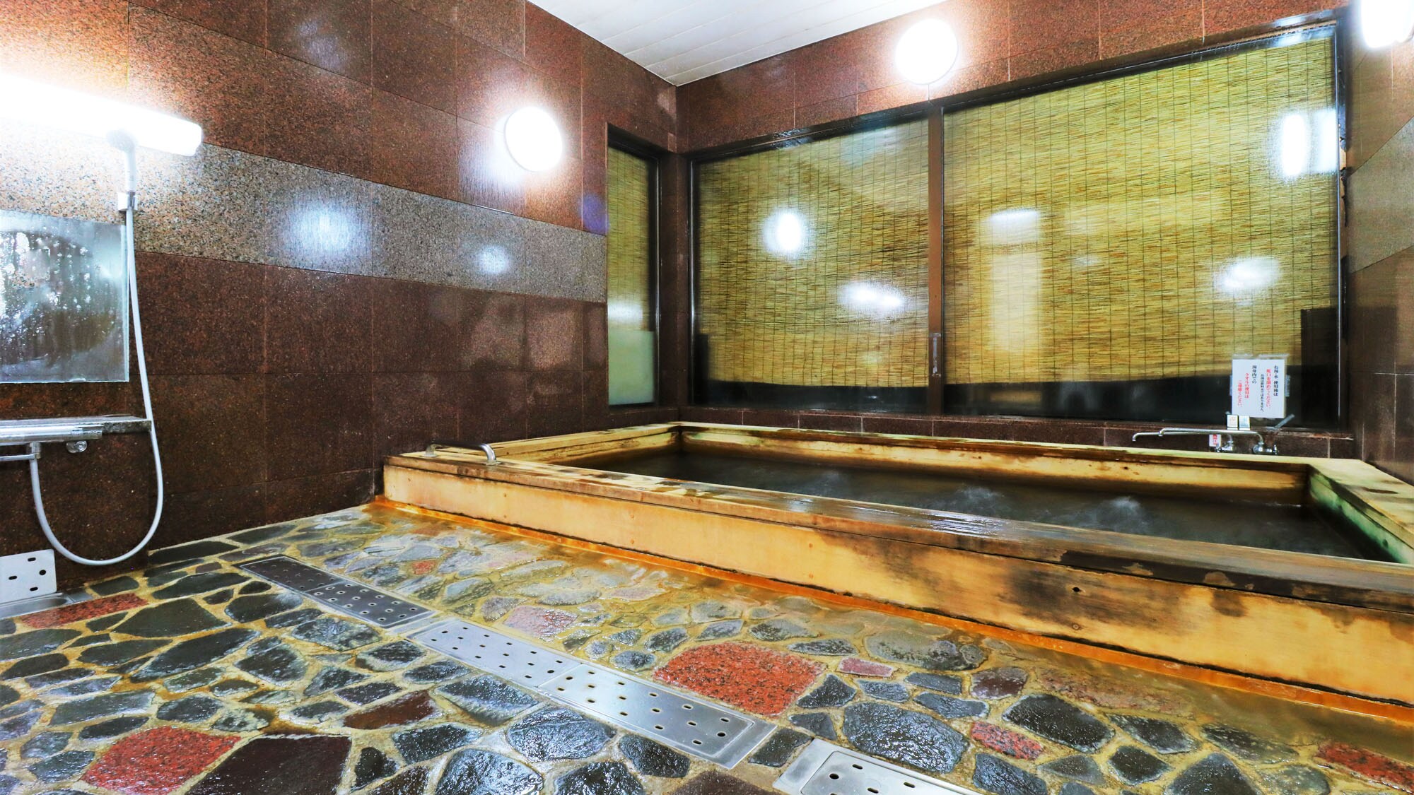 [Women's Bath] Relax in the natural hot springs and soothe your body and mind.
