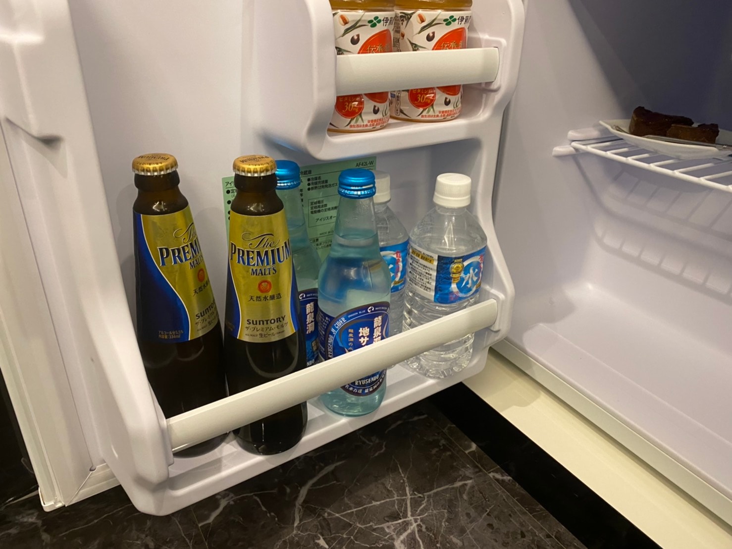 냉장고의 내용은 무료입니다.