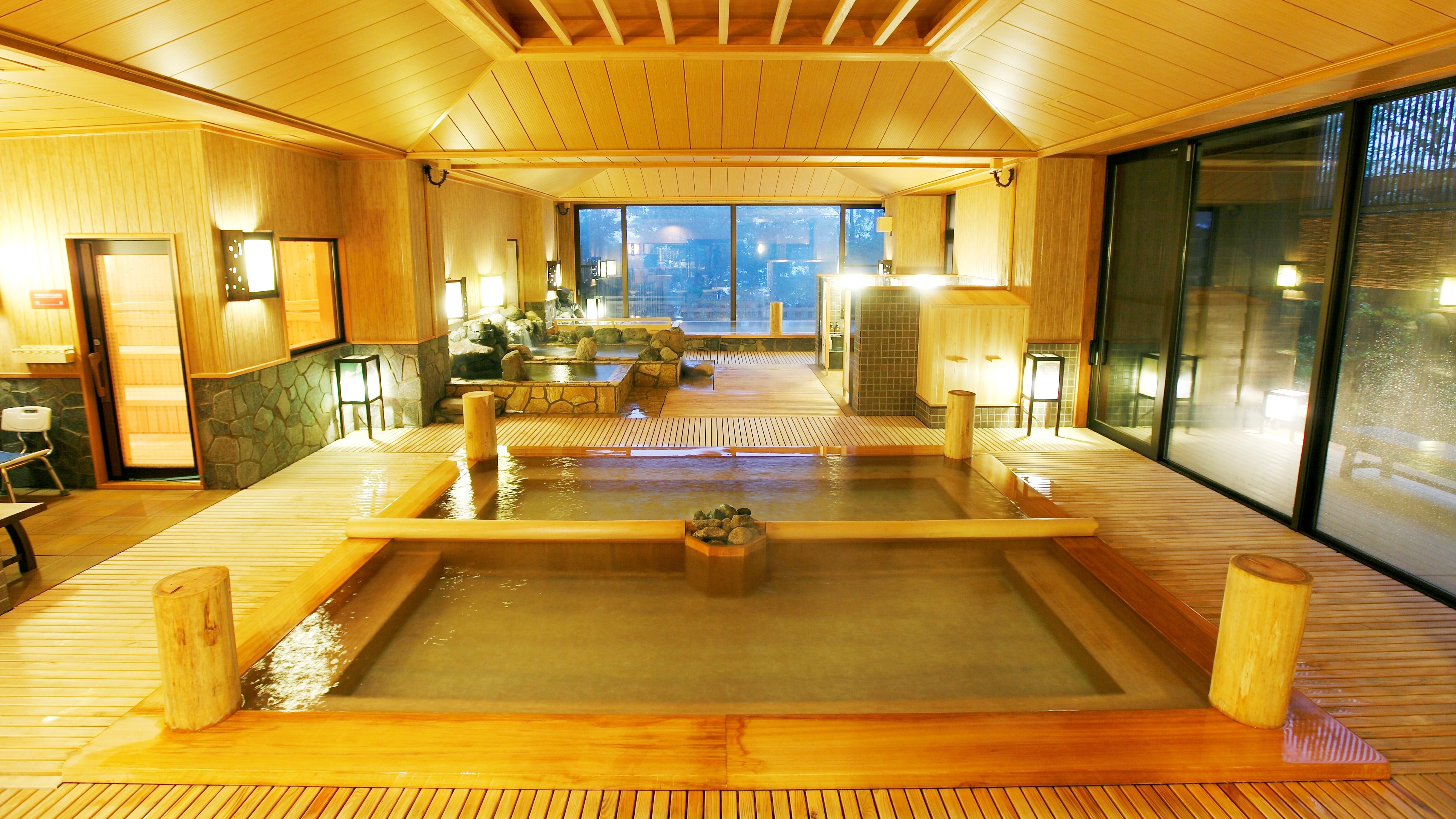 ● Large communal bath: Seasonal hot water (indoor hot water)
