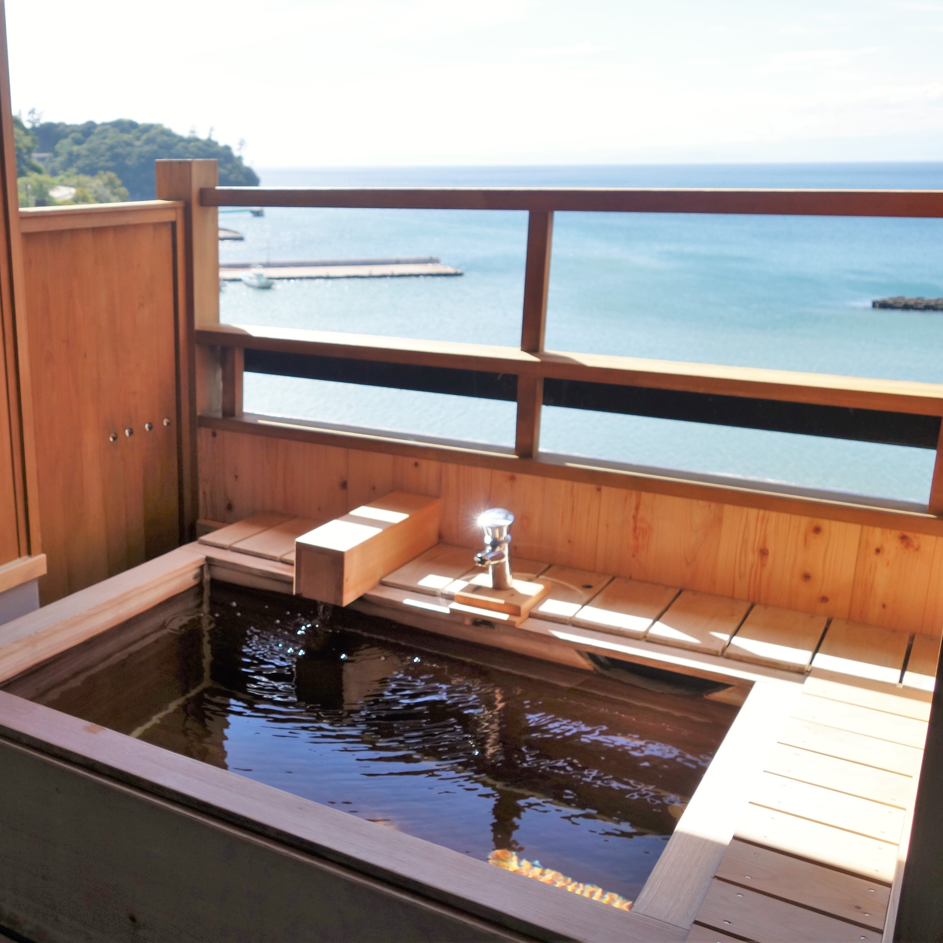 Example of an open-air bath overlooking the sea ①