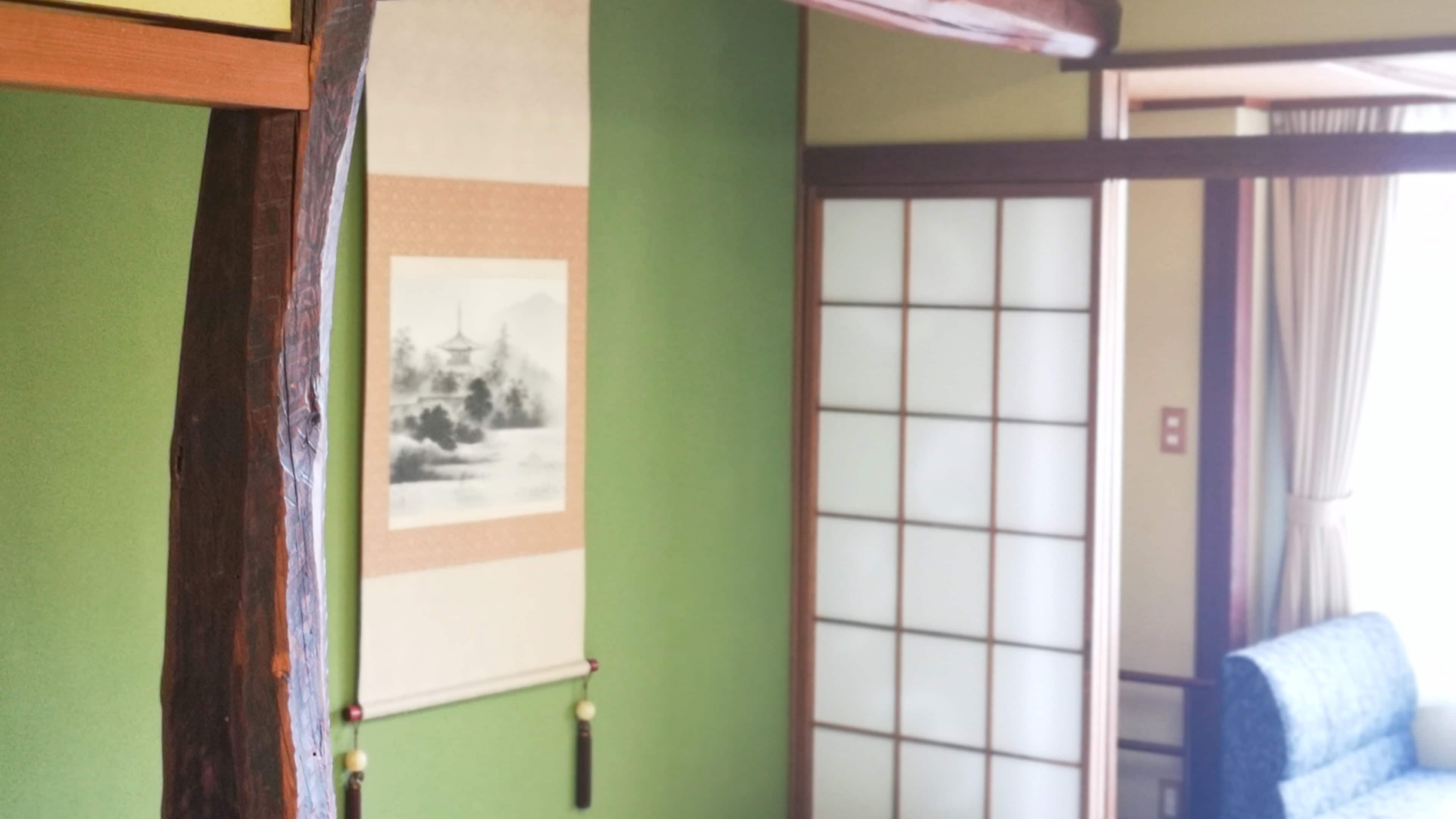 Please feel the taste of the Japanese-style room with the paintings and hanging scrolls displayed in the general Japanese-style room.
