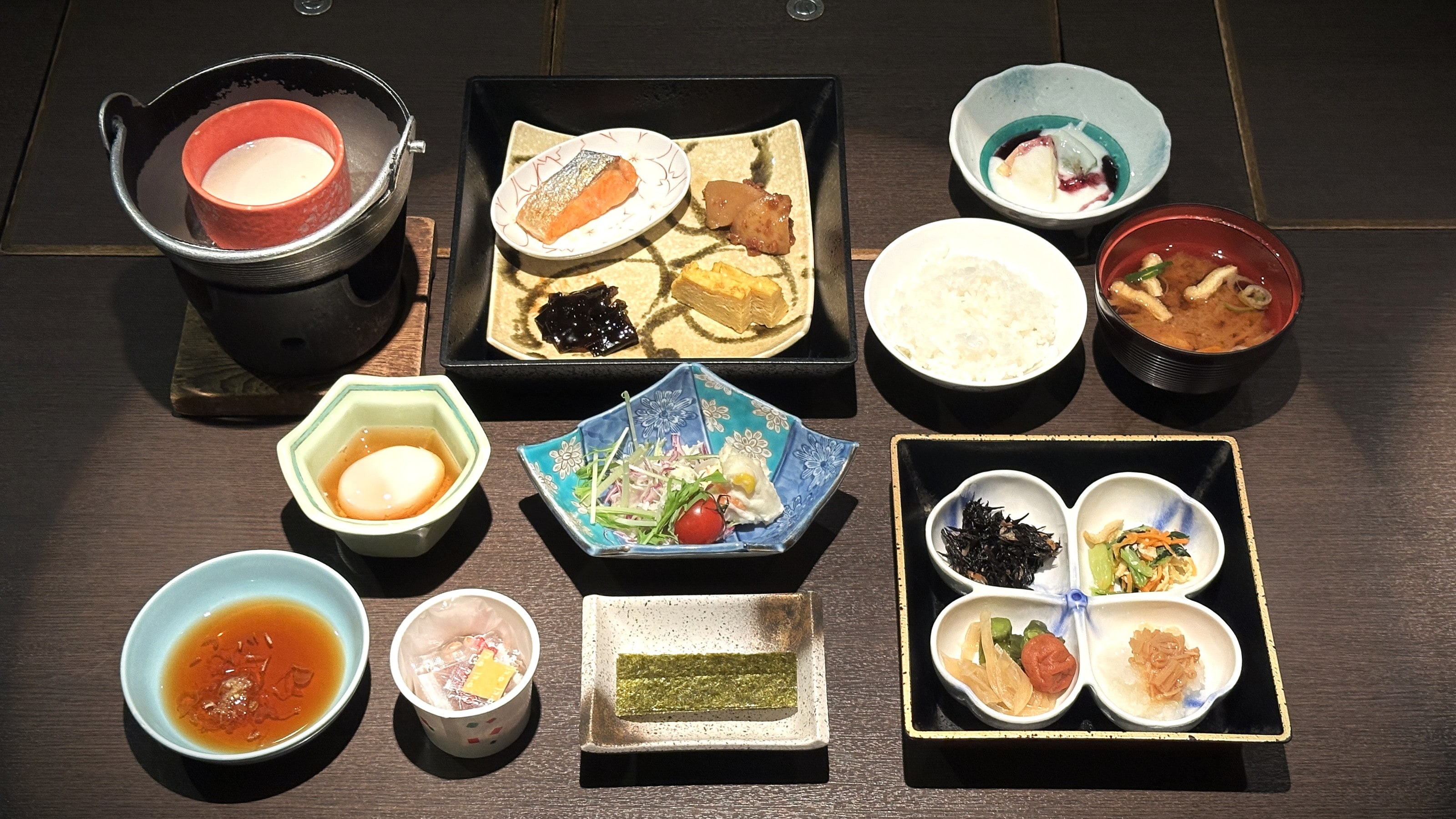 [Breakfast] We offer side dishes that go perfectly with rice.