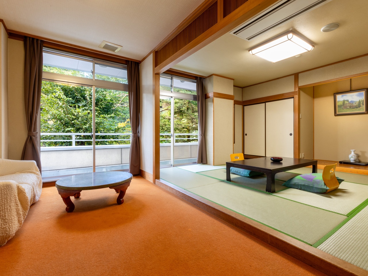 [Petit deluxe Japanese-style room] A corner room with an open ceiling and 10 tatami mats, equipped with a bathroom and toilet.