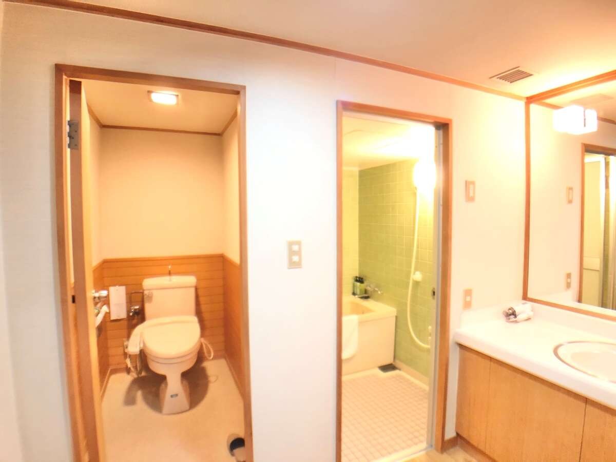 Room_bathroom bergaya Jepang Kamar mandi yang hangat berdasarkan serat kayu. Ruang ganti luas dan ideal untuk keluarga dengan anak-anak.