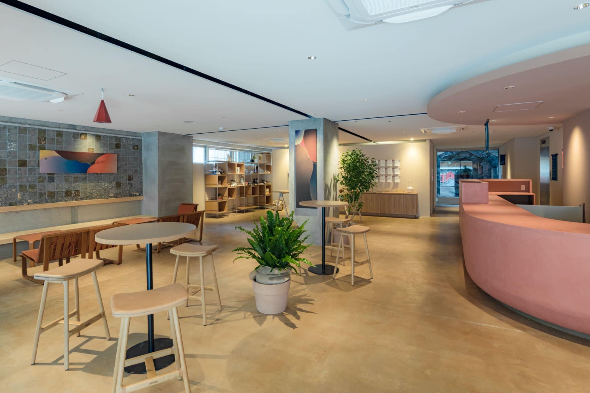 【라운지1F】체크인이나 안내를 실시하는 프런트에, 아트나 물판이 늘어선 라운지 스페이스