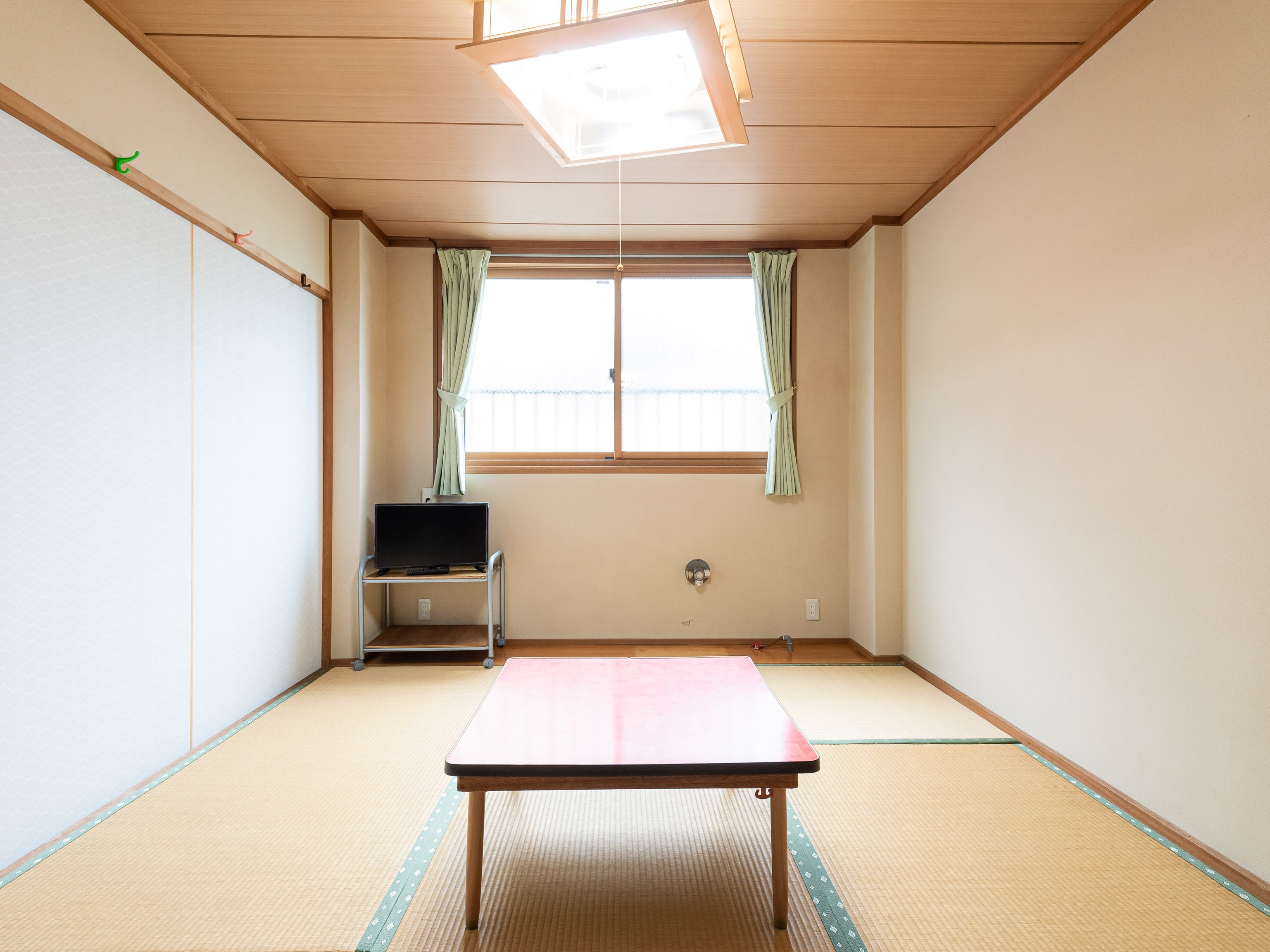 [Smoking] Japanese-style room for four (with bath and toilet)
