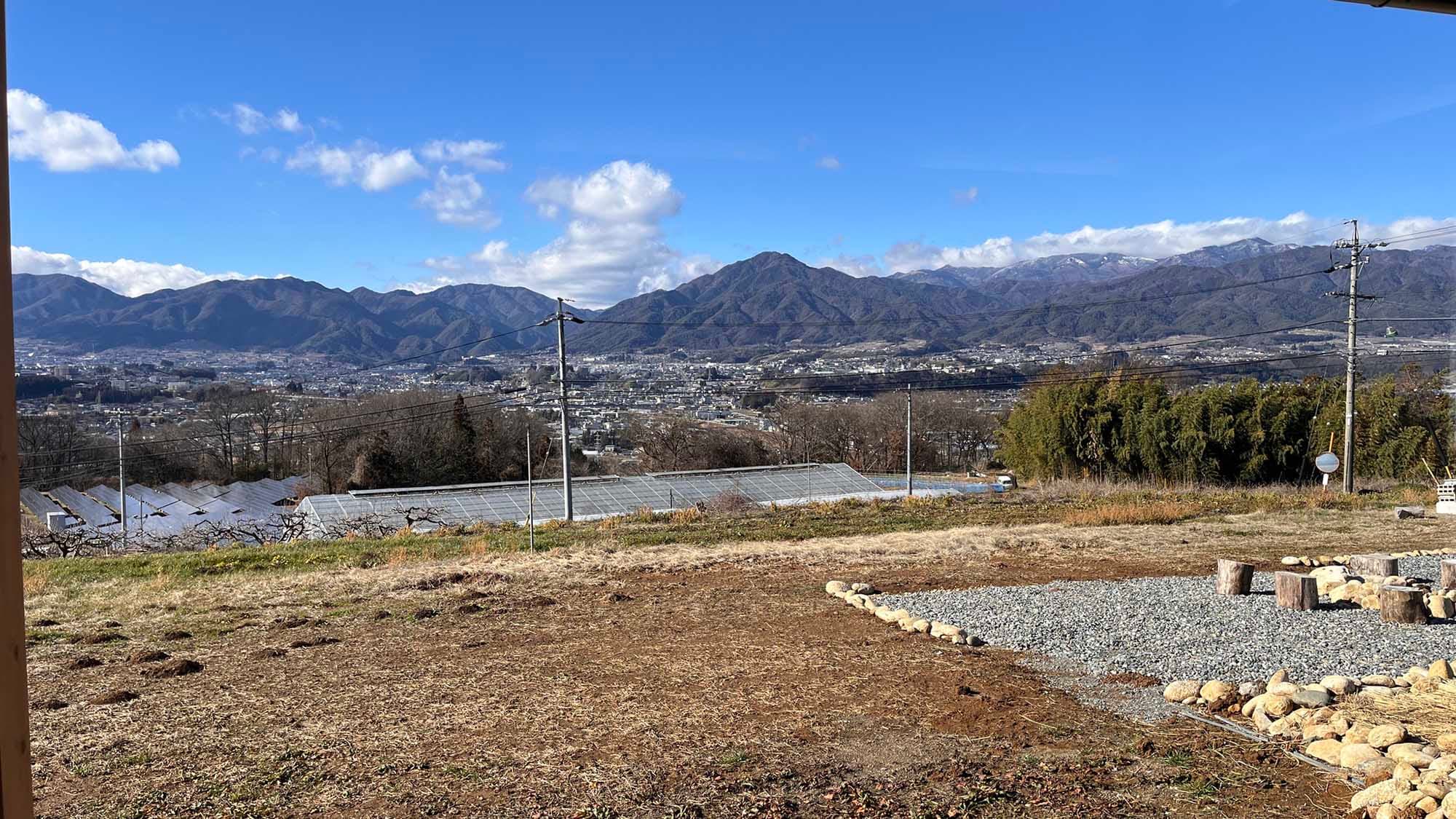 ・[Phong cảnh] Một nơi đầy nắng được bao quanh bởi những cánh đồng, với tầm nhìn ra dãy núi Alps Trung tâm ở phía xa