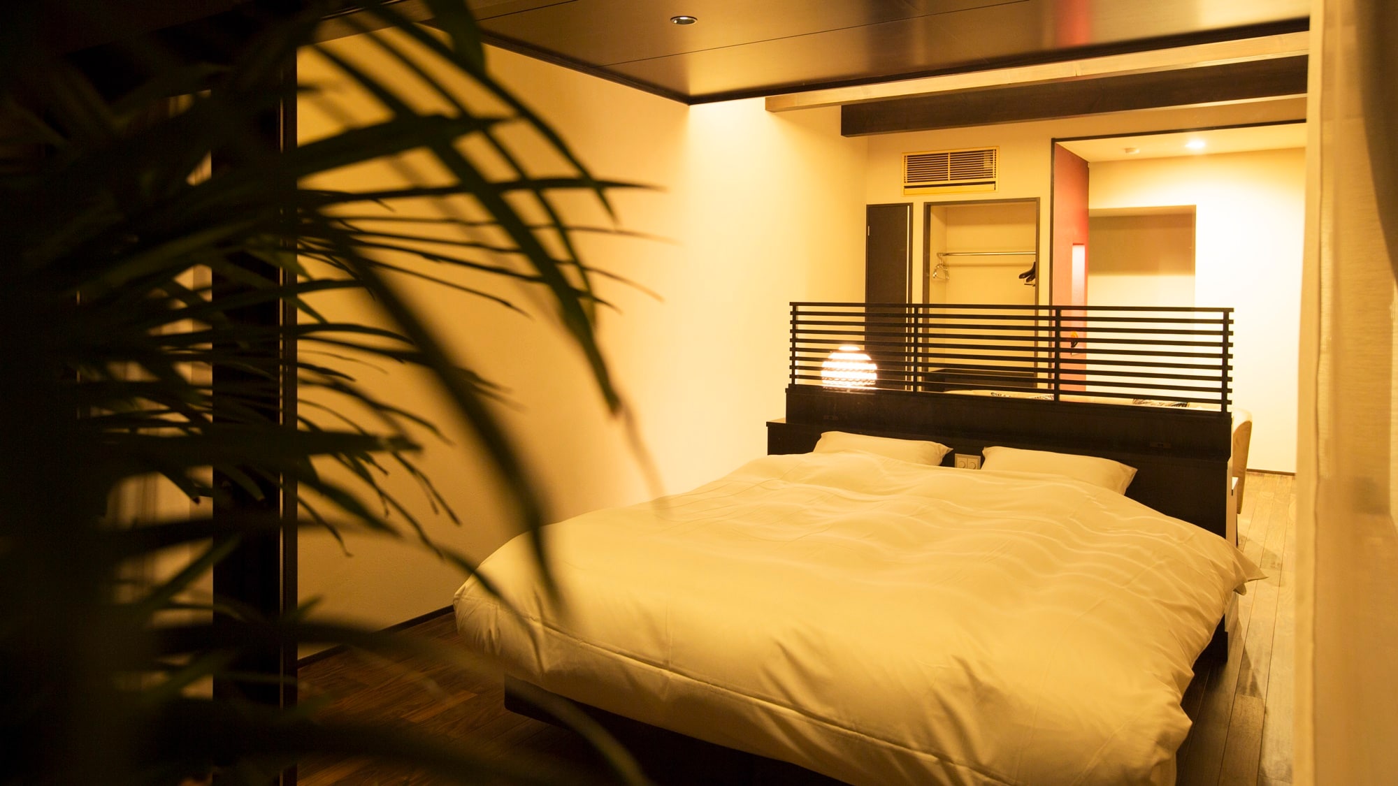 * [HIGASHI] 48平方米的西式房间，大床面向窗户。