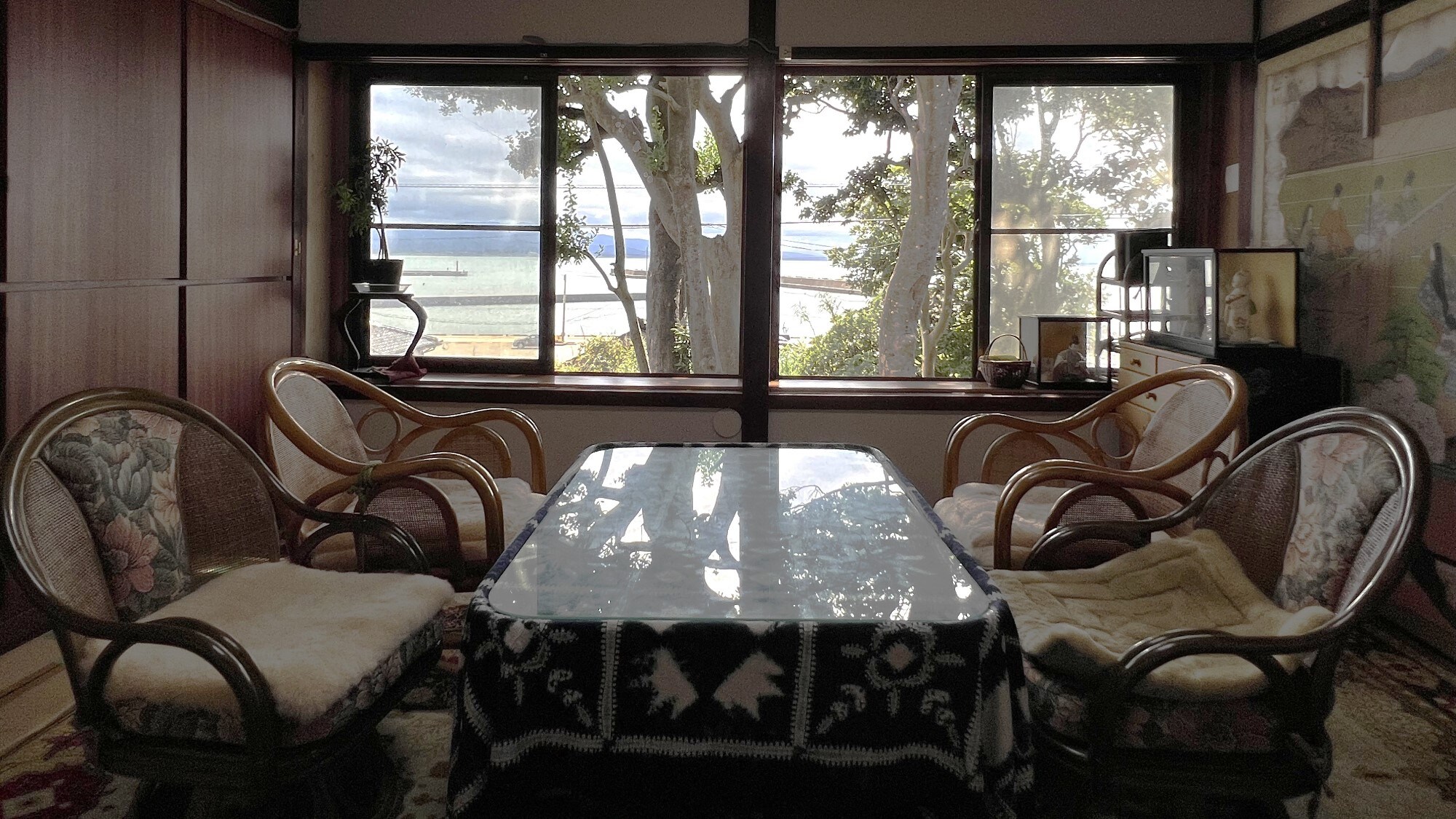 You can see the harbour from the cloakroom.