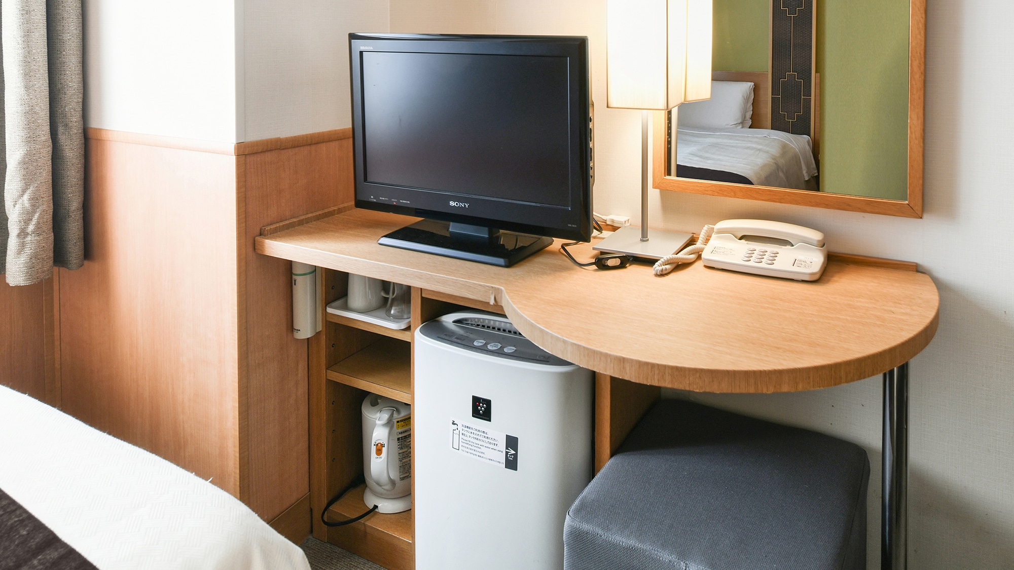 【標準雙床房】小巧實用的辦公桌