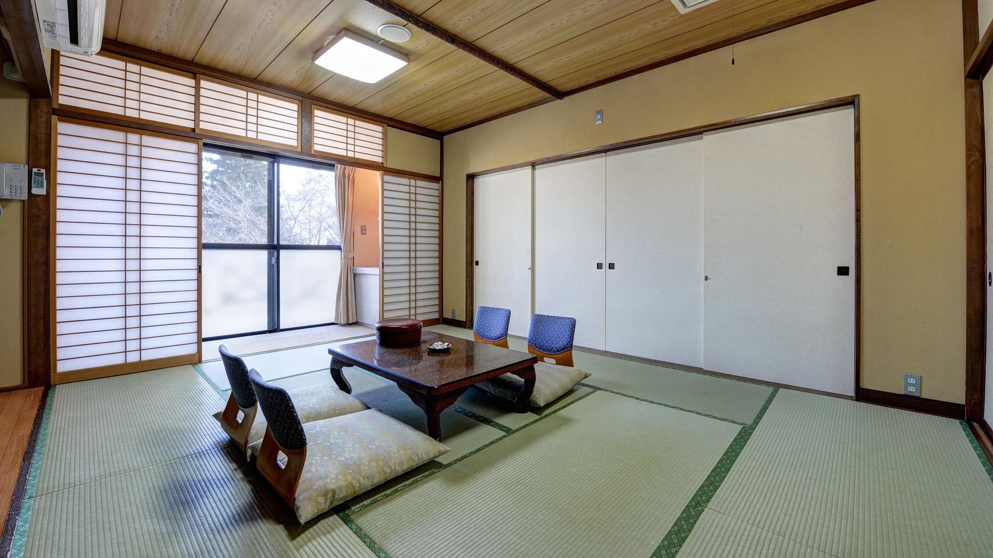 *[10 tatami Japanese-style room with a special price] This Japanese-style room is connected to the next room by a sliding door, so it is special price.
