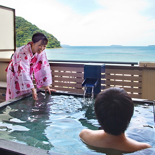 You can enjoy the hot springs at any time without worrying about the time in the open-air bath in the guest room.