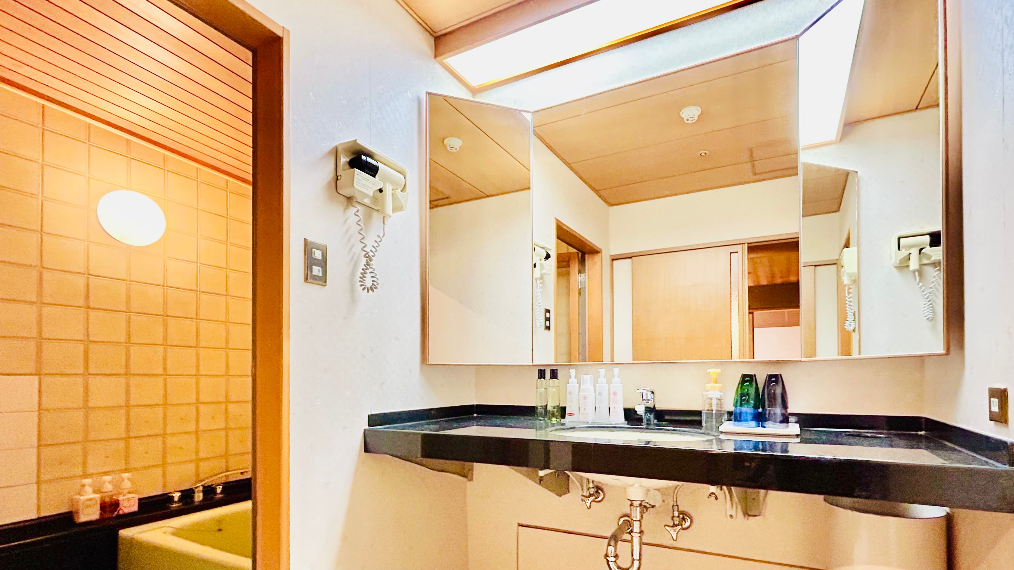 [Special Japanese-Western Room (Paulownia Room) / Japanese-style room 12.5 tatami mats] Bathroom and sink