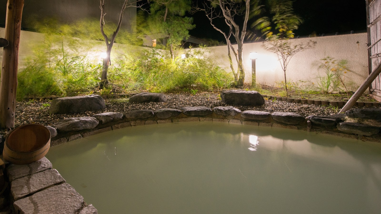 ※露天浴池（夜間）/100％源泉直噴的渾濁水，深受想要享受真正溫泉的客人的歡迎！