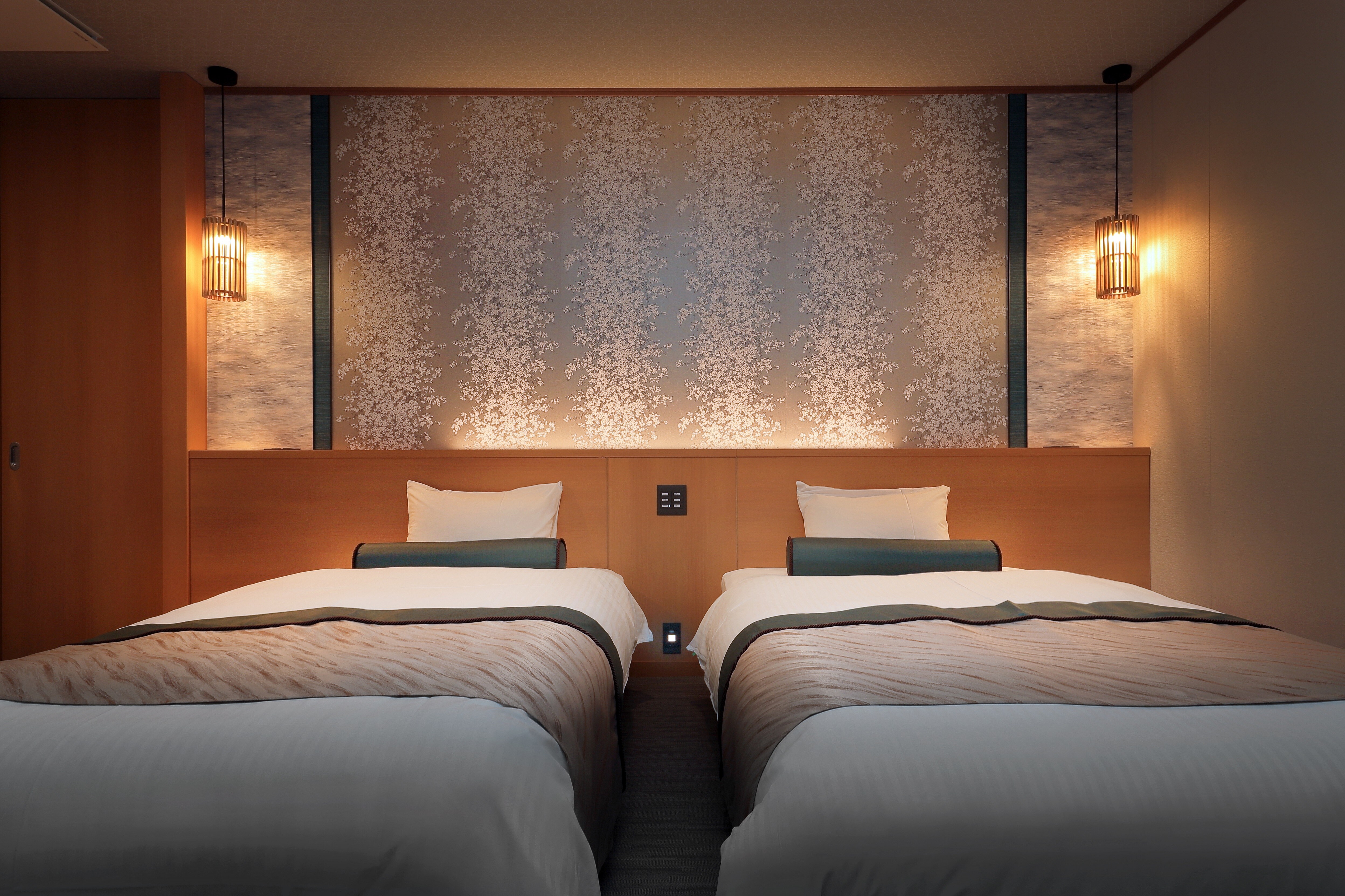 2F: Japanese-Western style room with open-air bath (mountain side 8 tatami mats + 11.2 m2) Sakuragochi