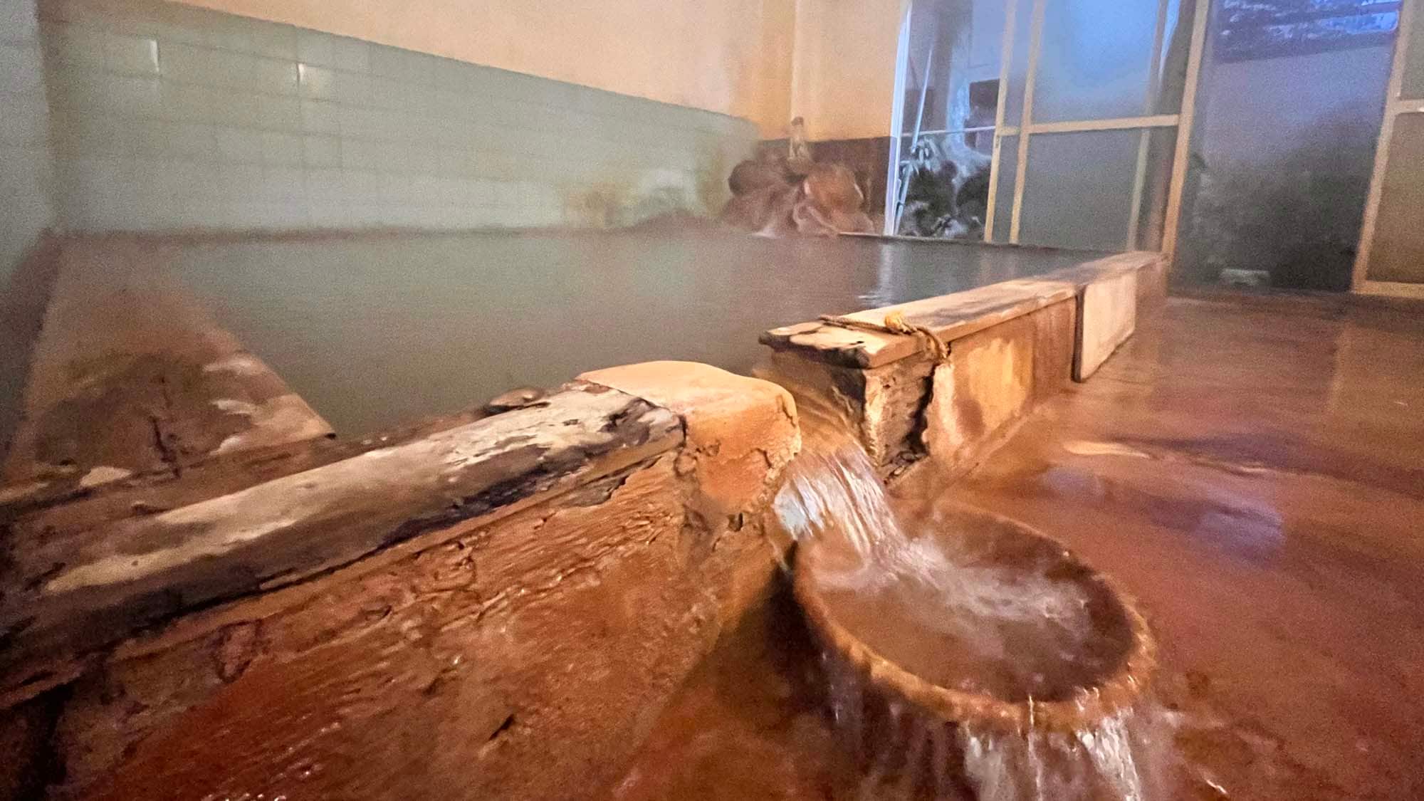  温泉水从浴缸里流出，始终新鲜。