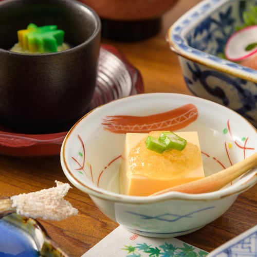 [Makan Malam] Nikmati hidangan santai di Ogasawara, tempat waktu mengalir dengan tenang.