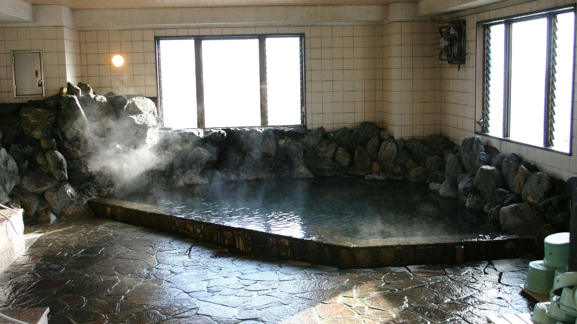 Natural hot spring rock bath (men's bath)