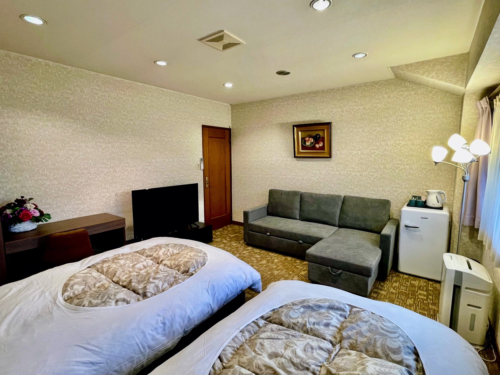 Western-style triple room for 1-3 people, shared bathroom/toilet [non-smoking]