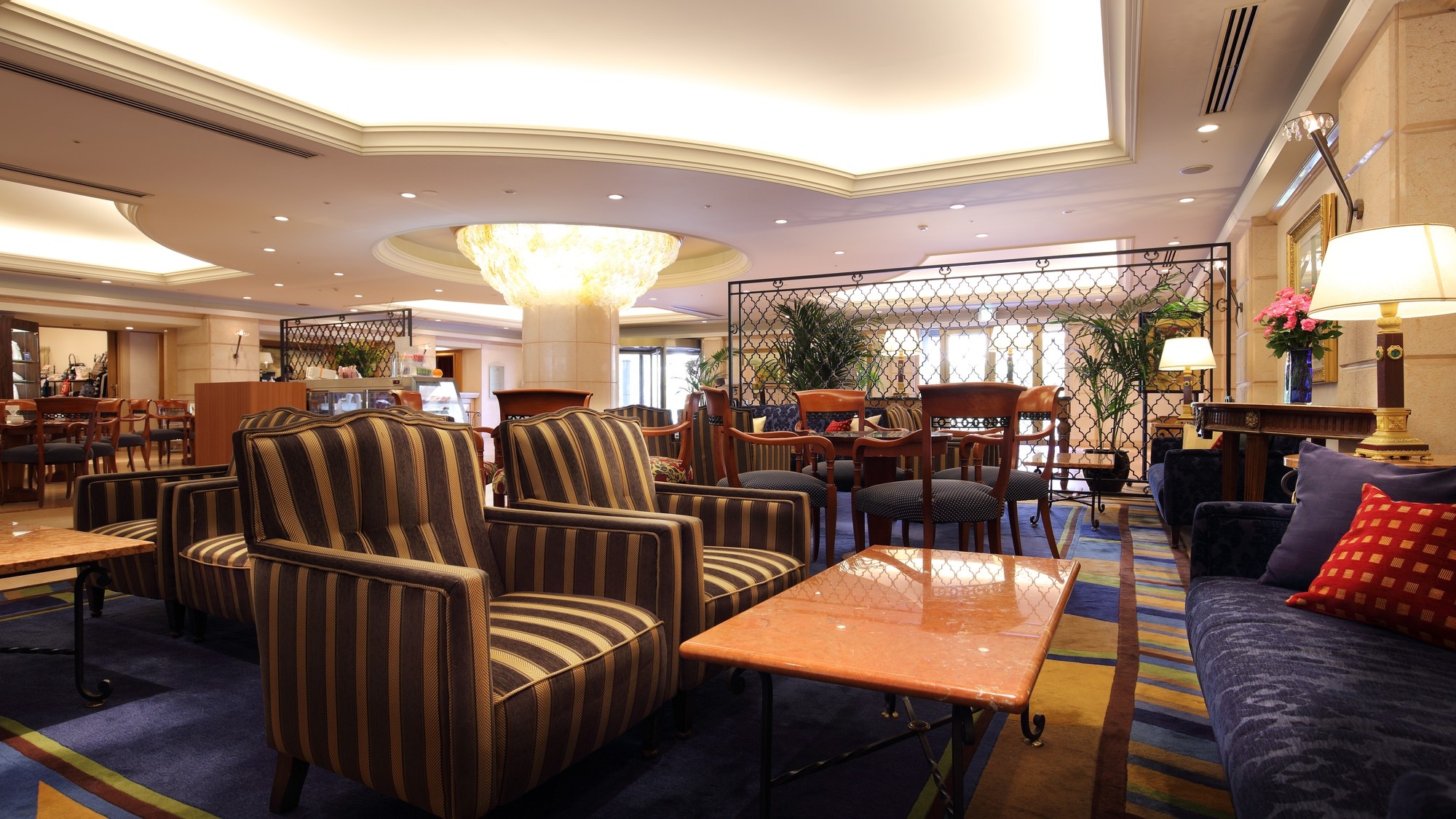酒店一樓的休息區，您可以在這裡享用便餐和咖啡