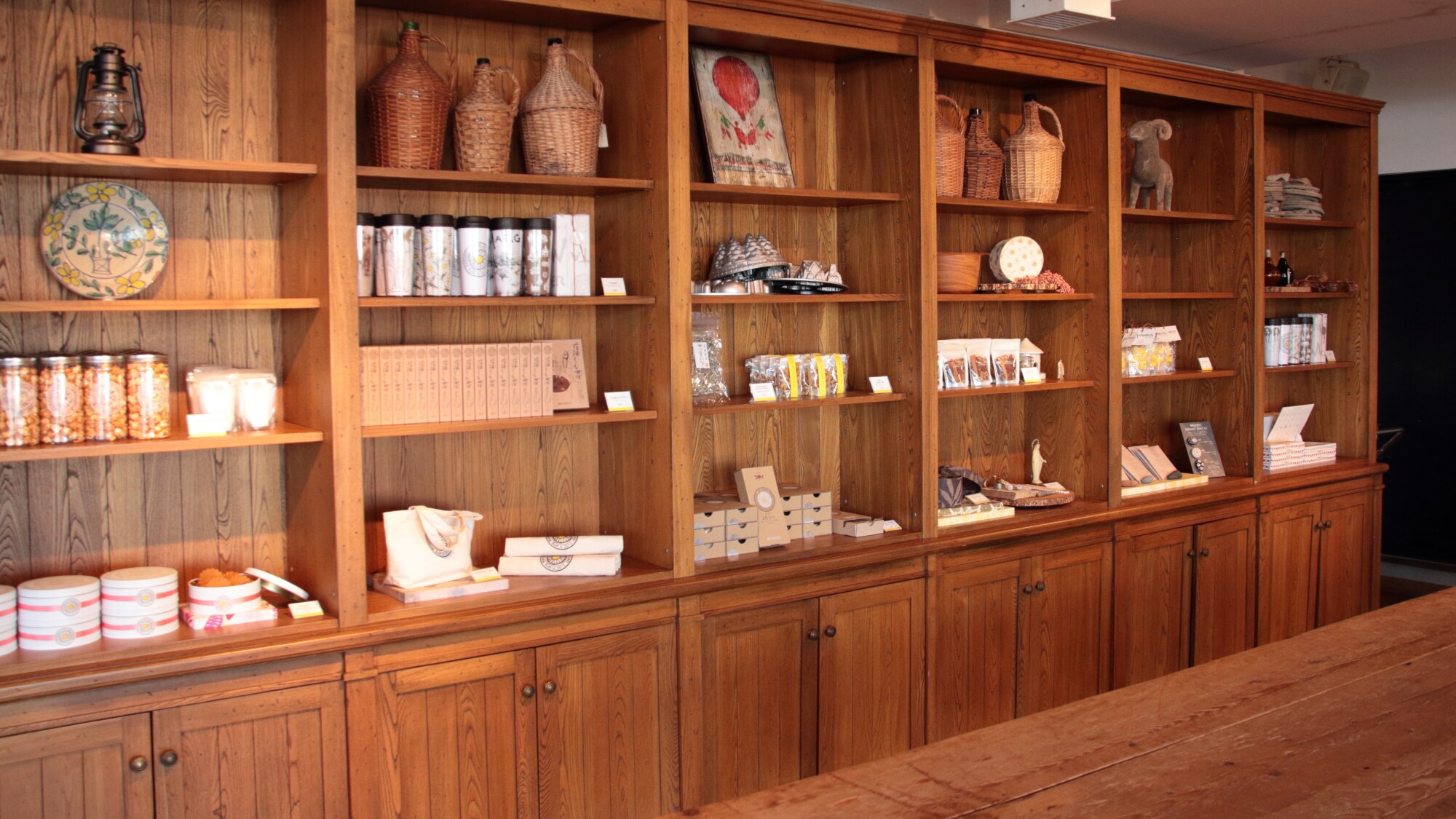 Why not pick up a souvenir to commemorate your stay at the souvenir shop?