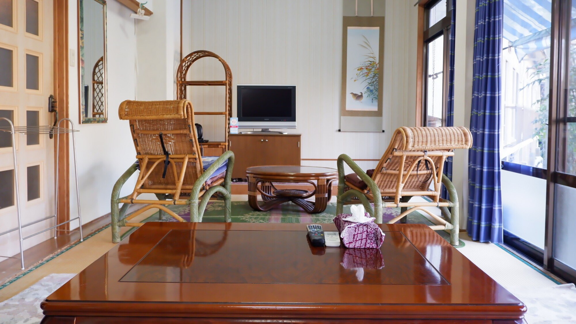*[Example of a guest room] A Japanese-style room with 18 tatami mats. Chairs and tables with a traditional feel. Please relax and unwind.