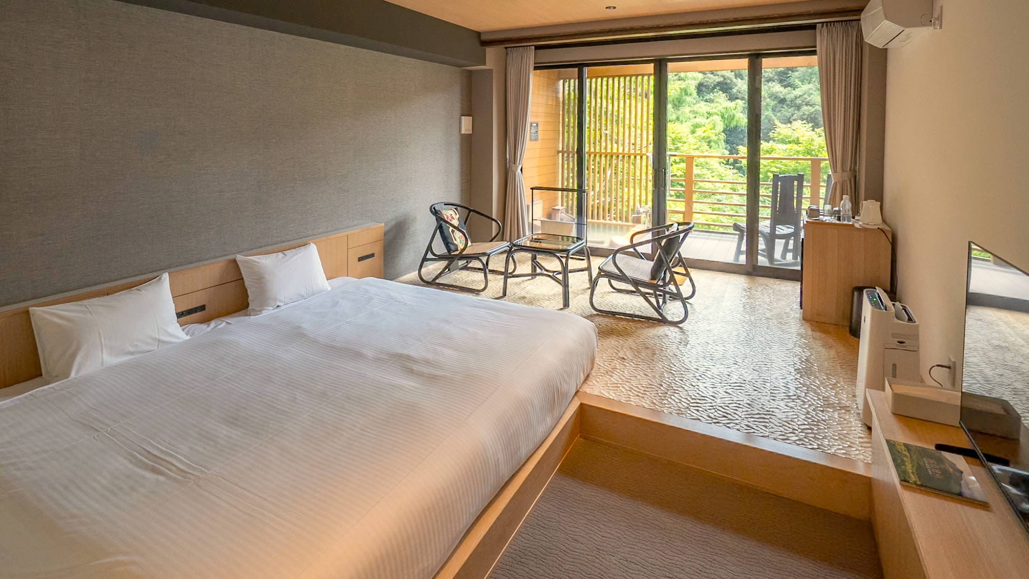[Example of a Western-style room with a reclining bath] We offer a reclining bath where you can relax and soak in the hot springs.