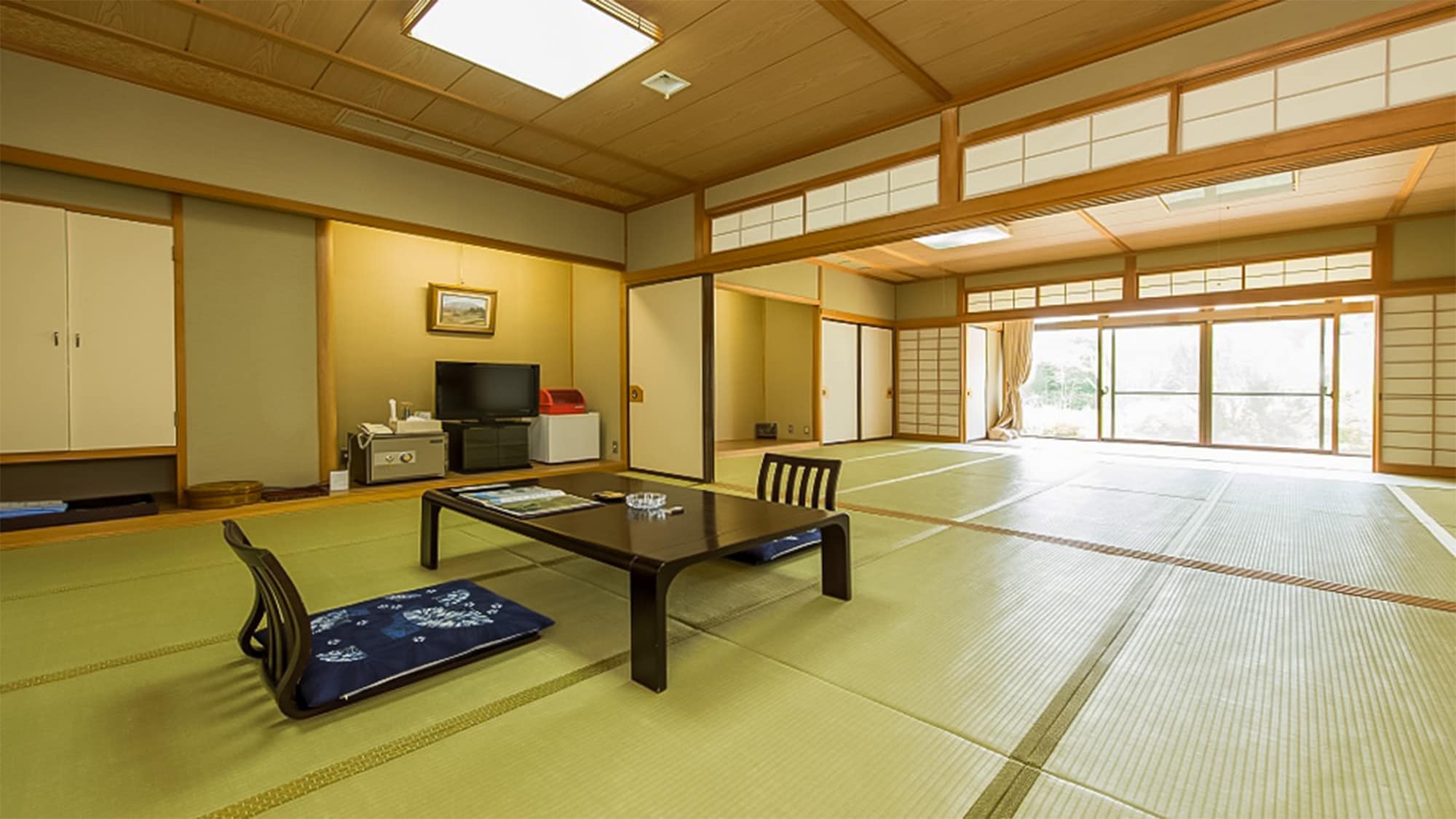 ・ [Japanese-style room] You can see Mt. Nanashigure and Mt. Himekami from the window.