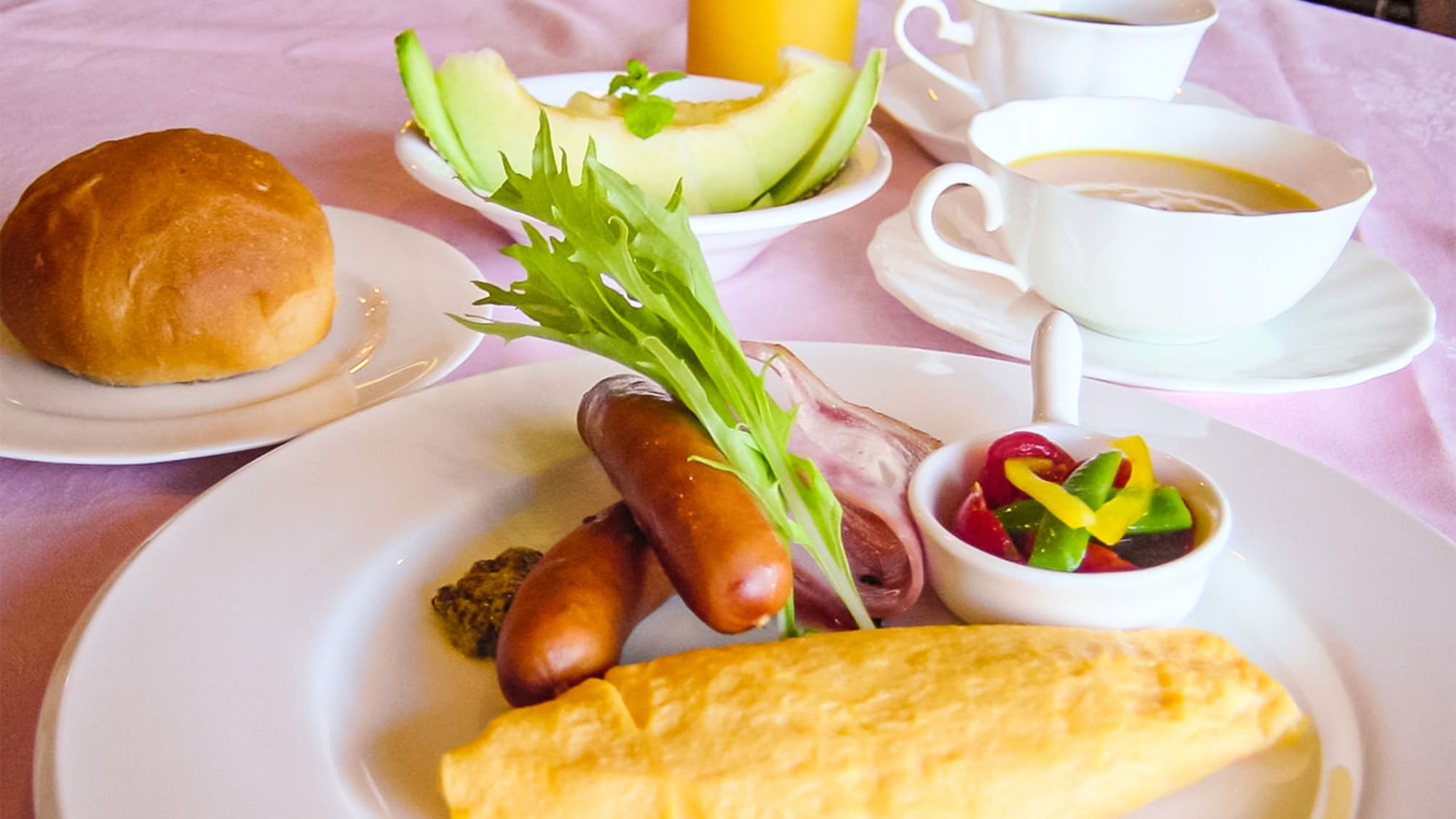 ・ [Breakfast example] Wake up refreshed with a breakfast with bread, omelet, salad and fruits.