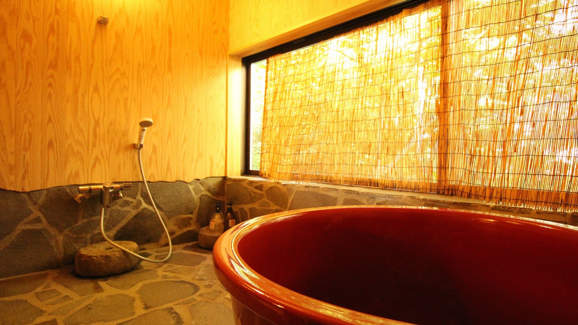 [Tsukina Rikyu] 1st floor: Semi-open-air ceramic bath