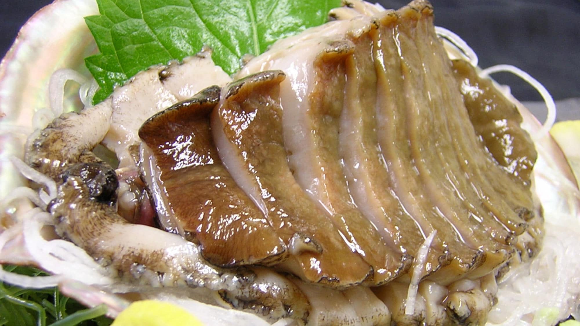 可选菜肴：鲍鱼刺身，口感酥脆，令人难以抗拒。