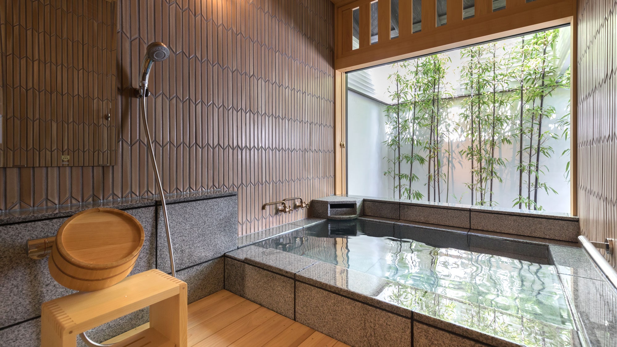 [Annex Matsugetsuan] Equipped with a bath with natural hot spring water.