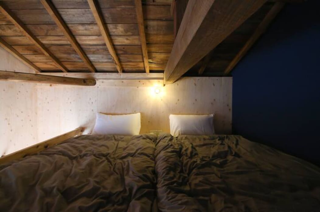 Upper bed