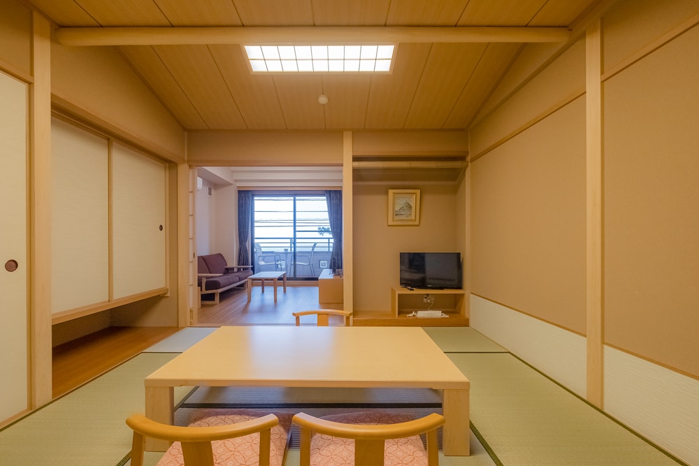 [Newly refurbished Japanese-Western style room in the annex] A Japanese-Western style room with an open-air bath overlooking the sea, with a bedroom and living room