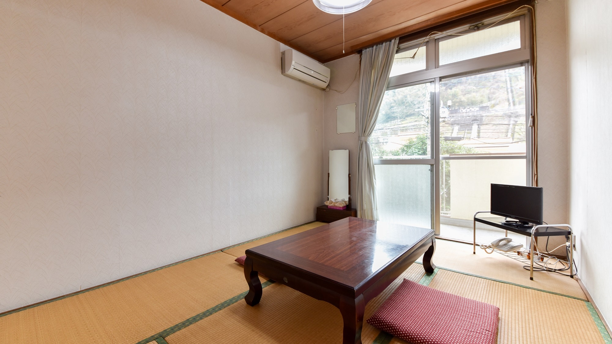 *[Contoh kamar tamu: Kamar bergaya Jepang di gedung utama, 6 tikar tatami] Kamar bergaya Jepang ini dapat menampung hingga 2 orang.