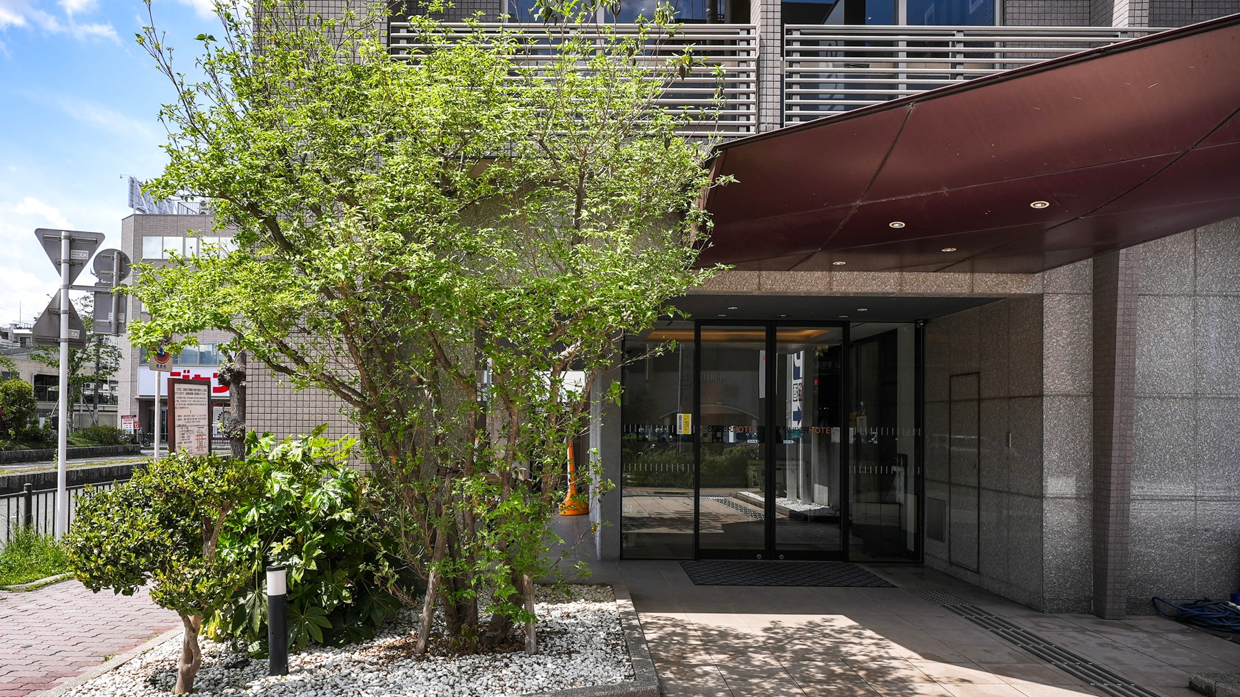 エントランスはこちらです