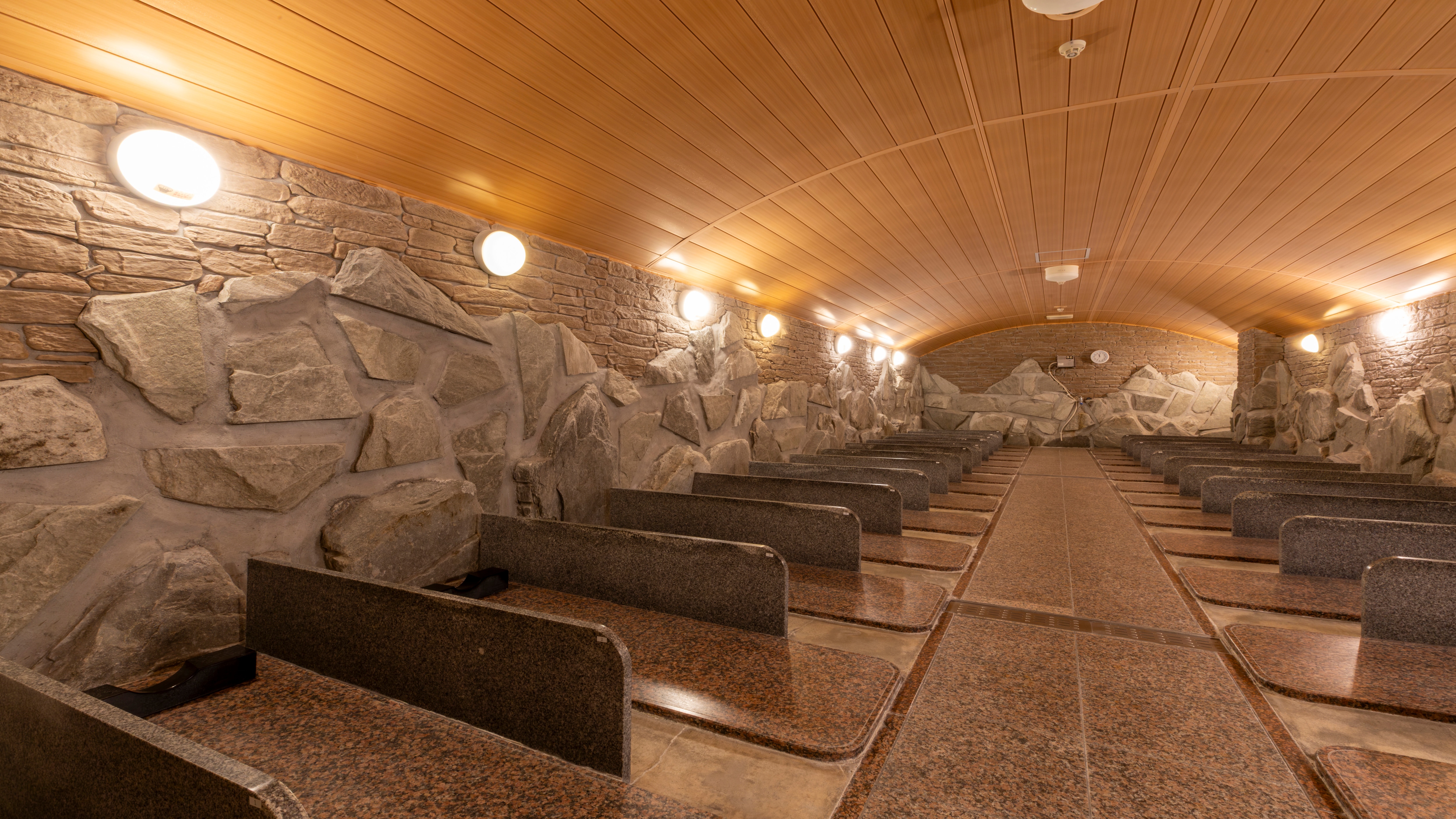 Hot stone bath (women's bath)