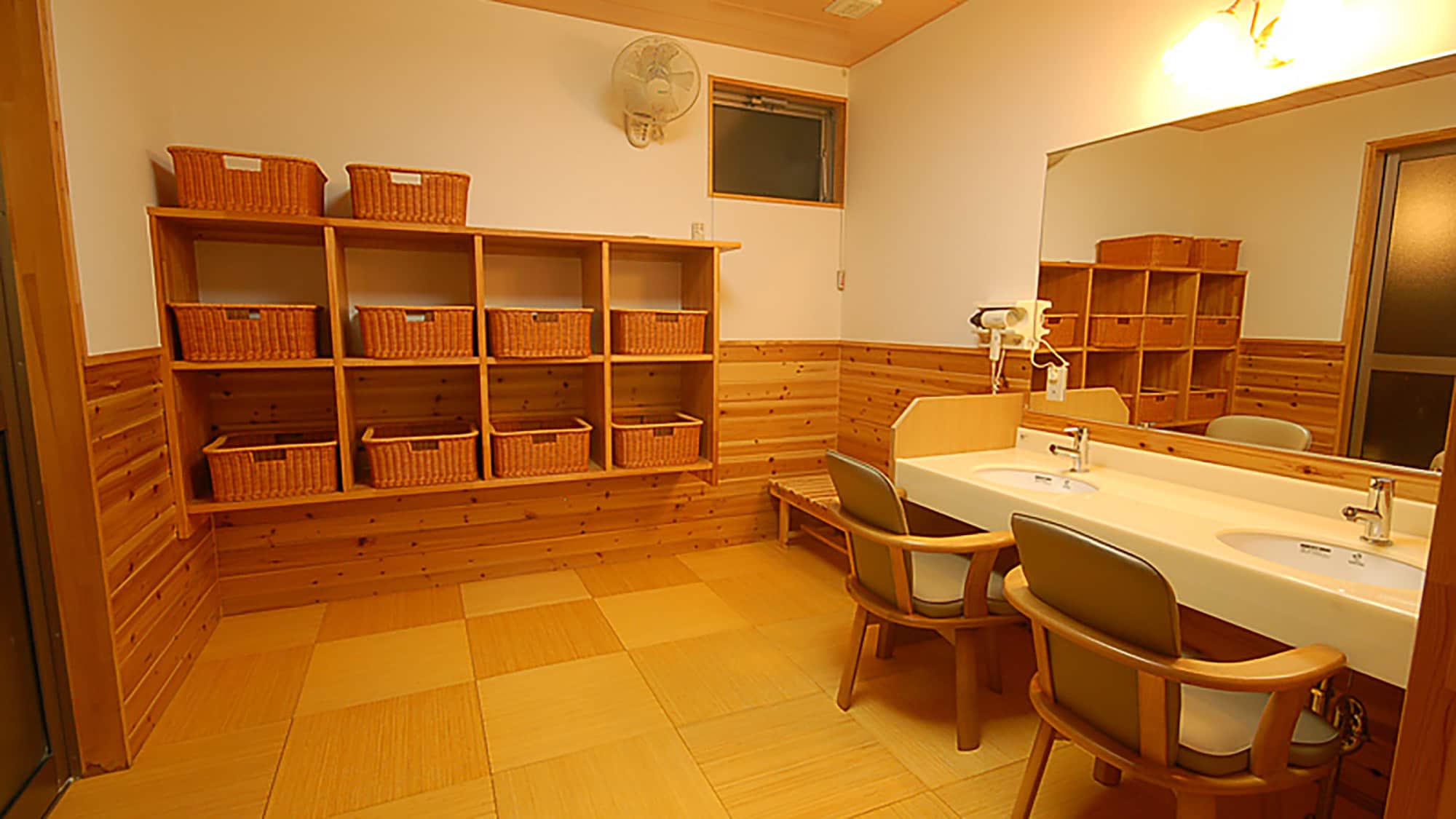 *建築物範例：更衣室