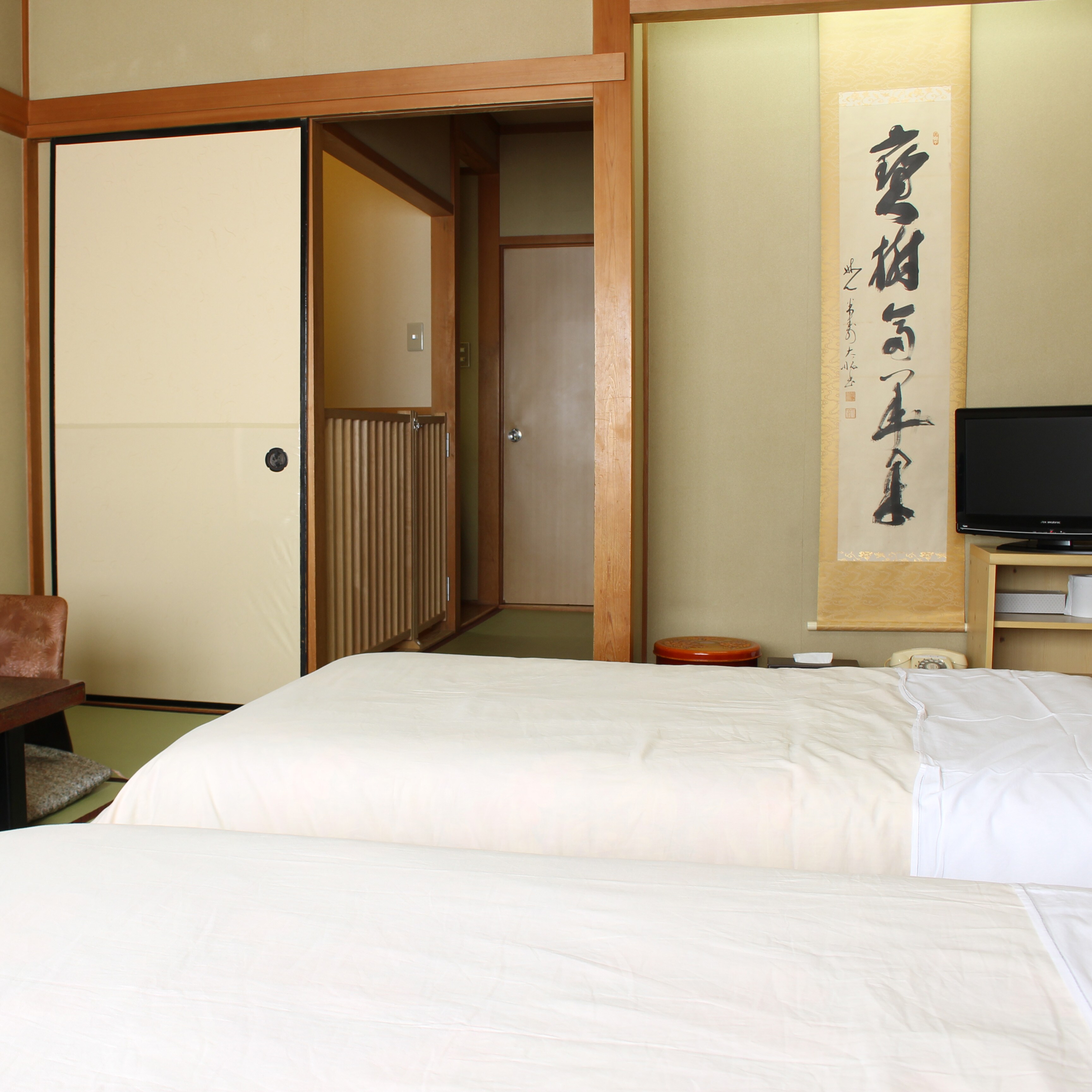 [Low bed Japanese-style room where you can stay with dogs] Room next to the nightclub