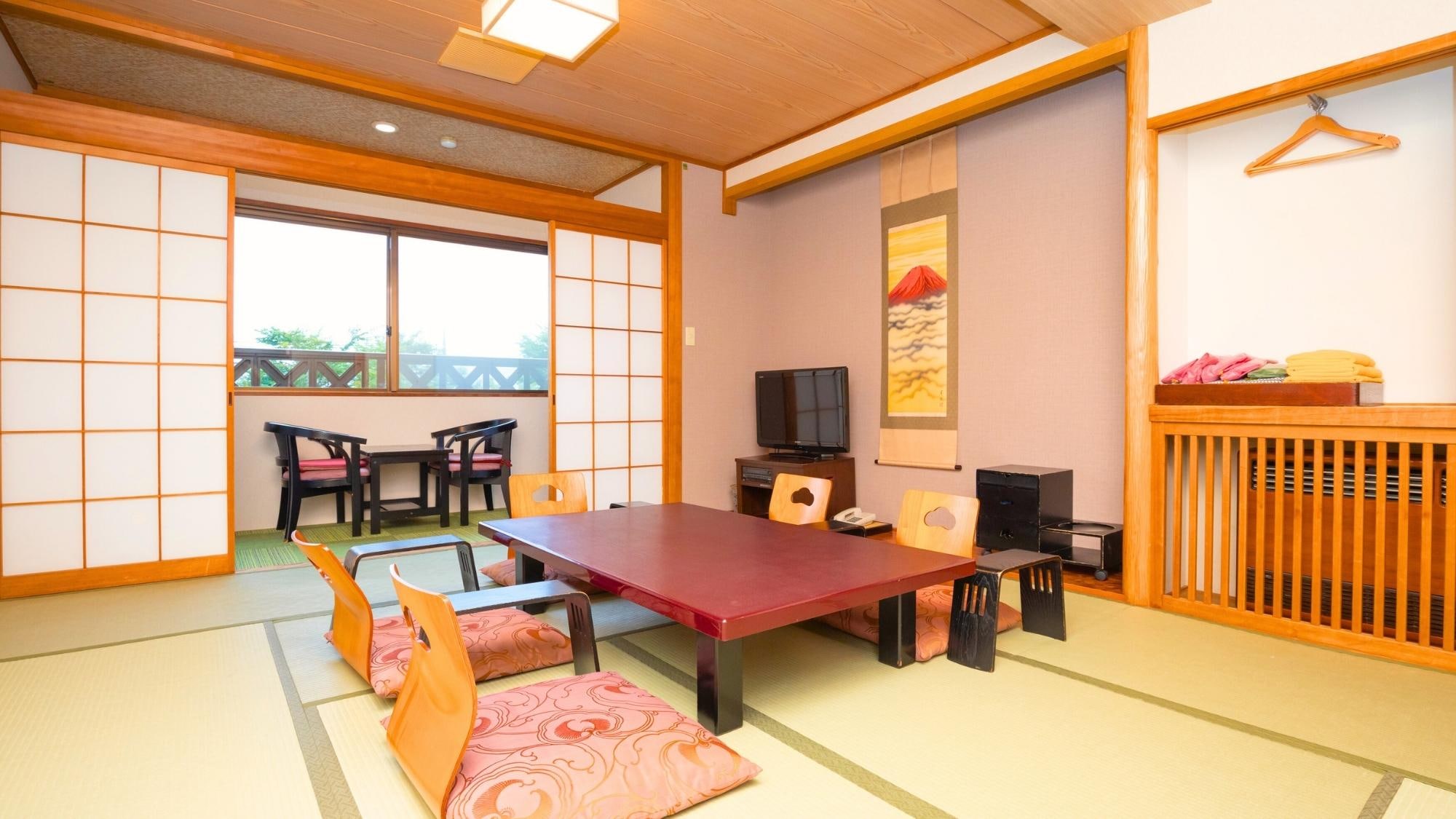 Japanese-style room of 10 tatami mats / Free WiFi available. Unit bath and toilet included.