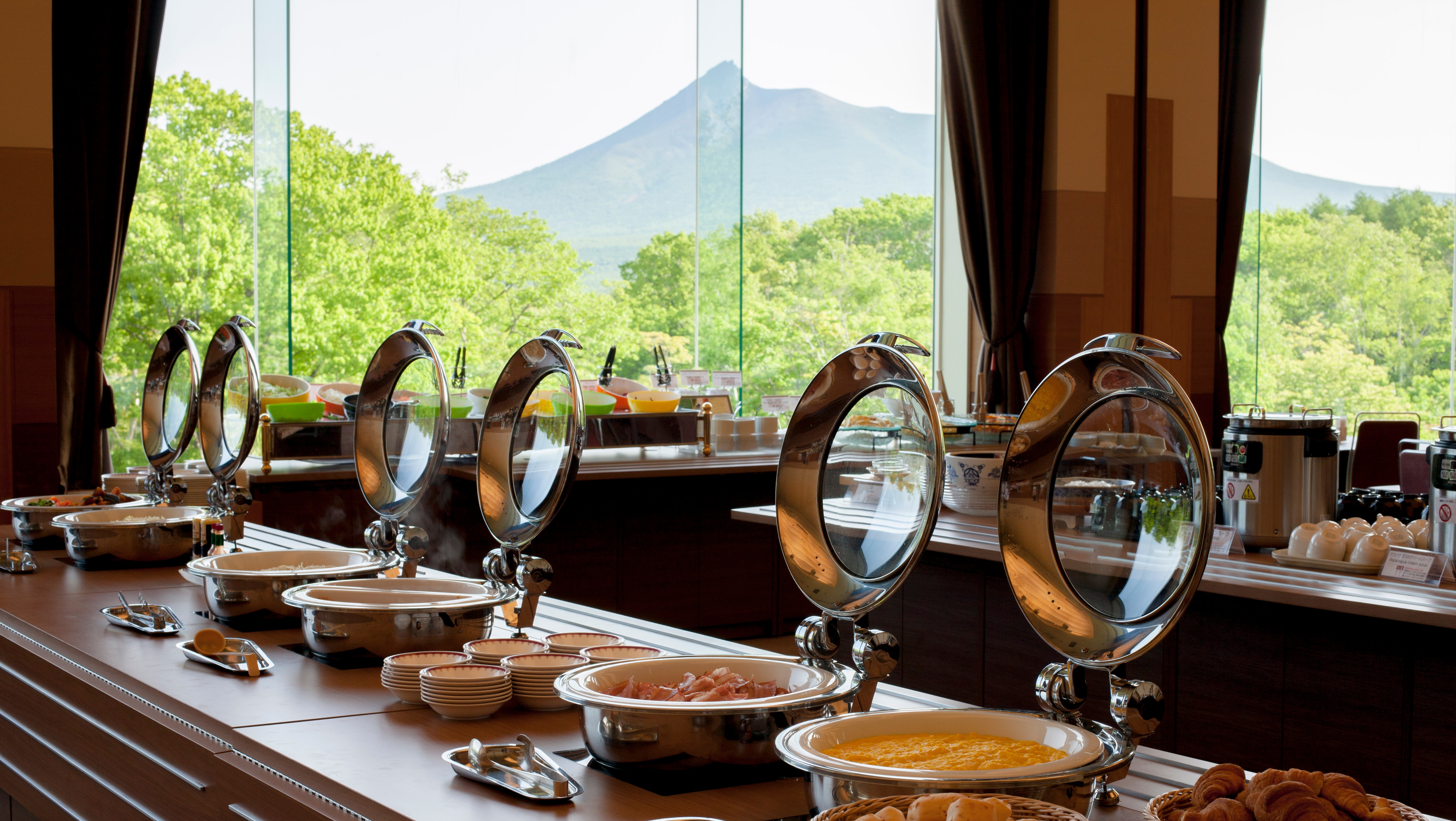 [Breakfast buffet image] A varied buffet using seafood and mountain produce selected by the chef.