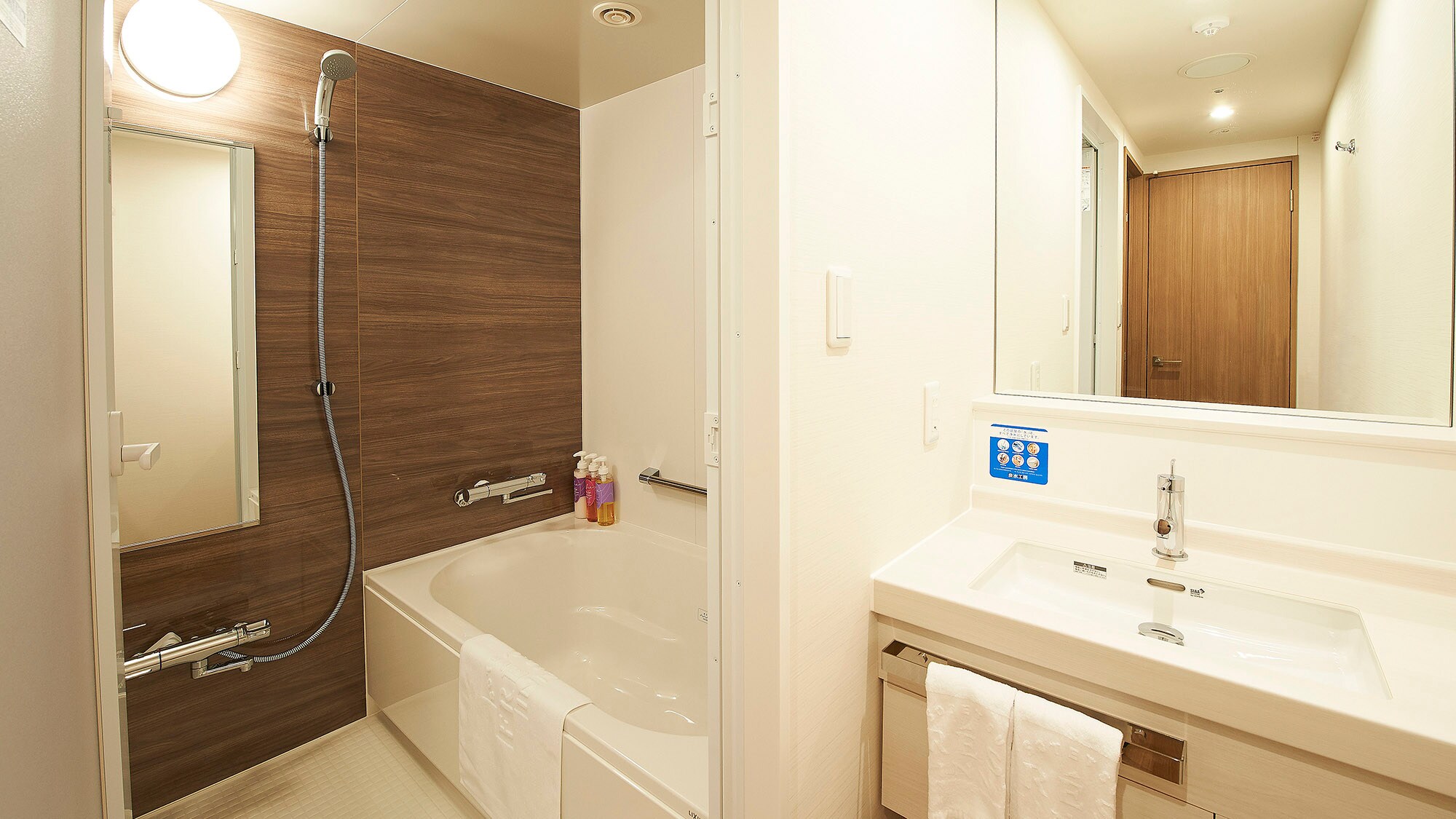 ・[Deluxe twin bathroom] Easy-to-use separate type