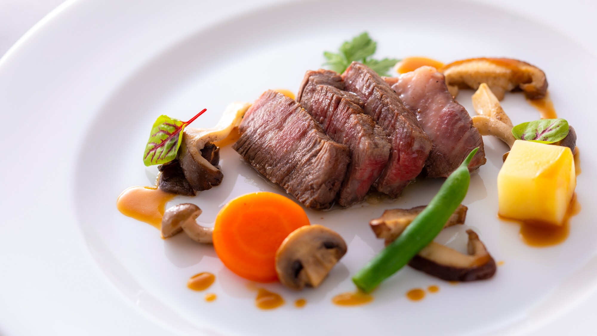 [Nhà hàng Chef's Dining "Sakura"] Bít tết thịt bò địa phương được nấu trên đĩa nóng (hình ảnh)