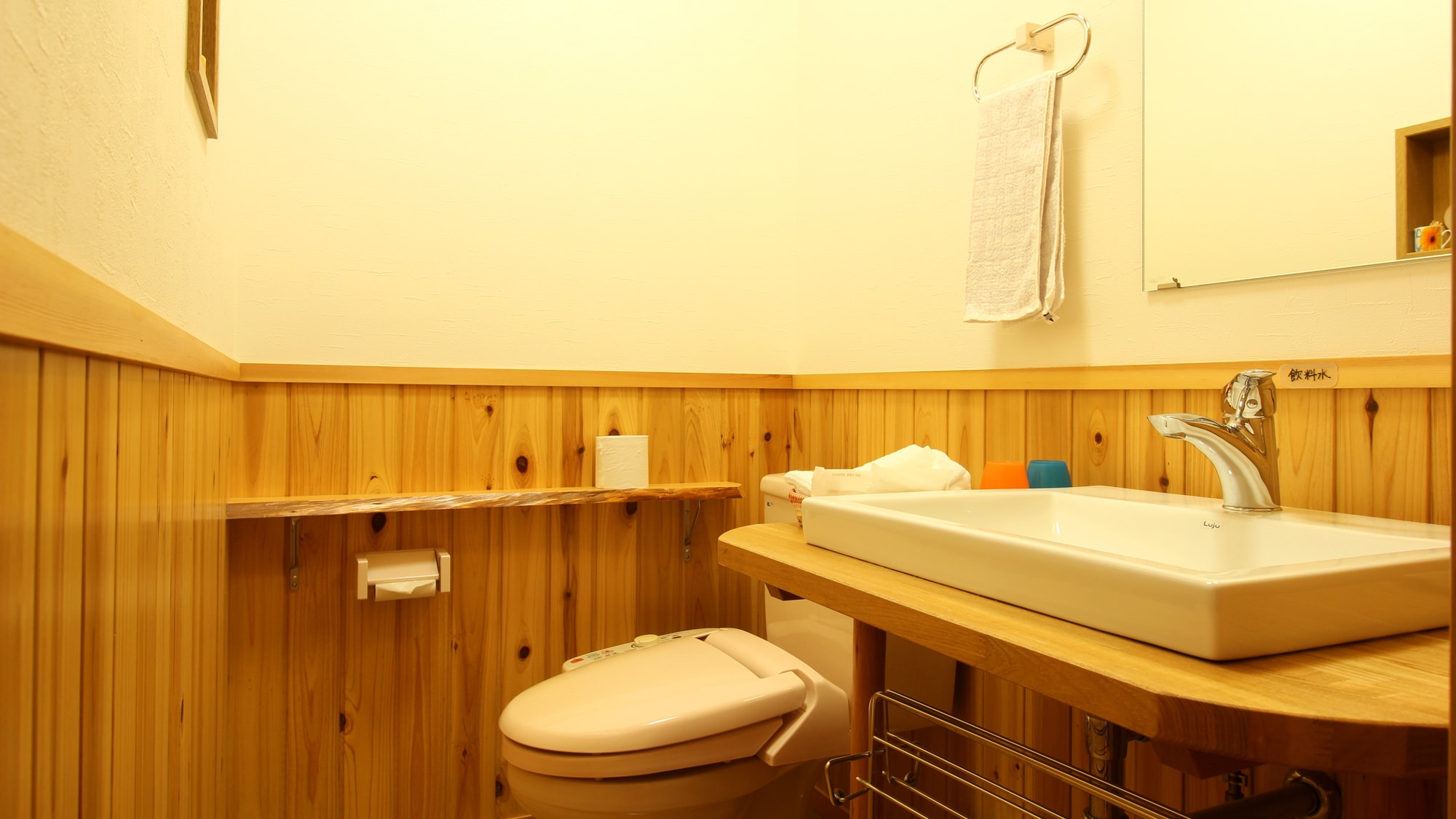 Kamar twin bergaya Barat "Marigold" - toilet dan wastafel