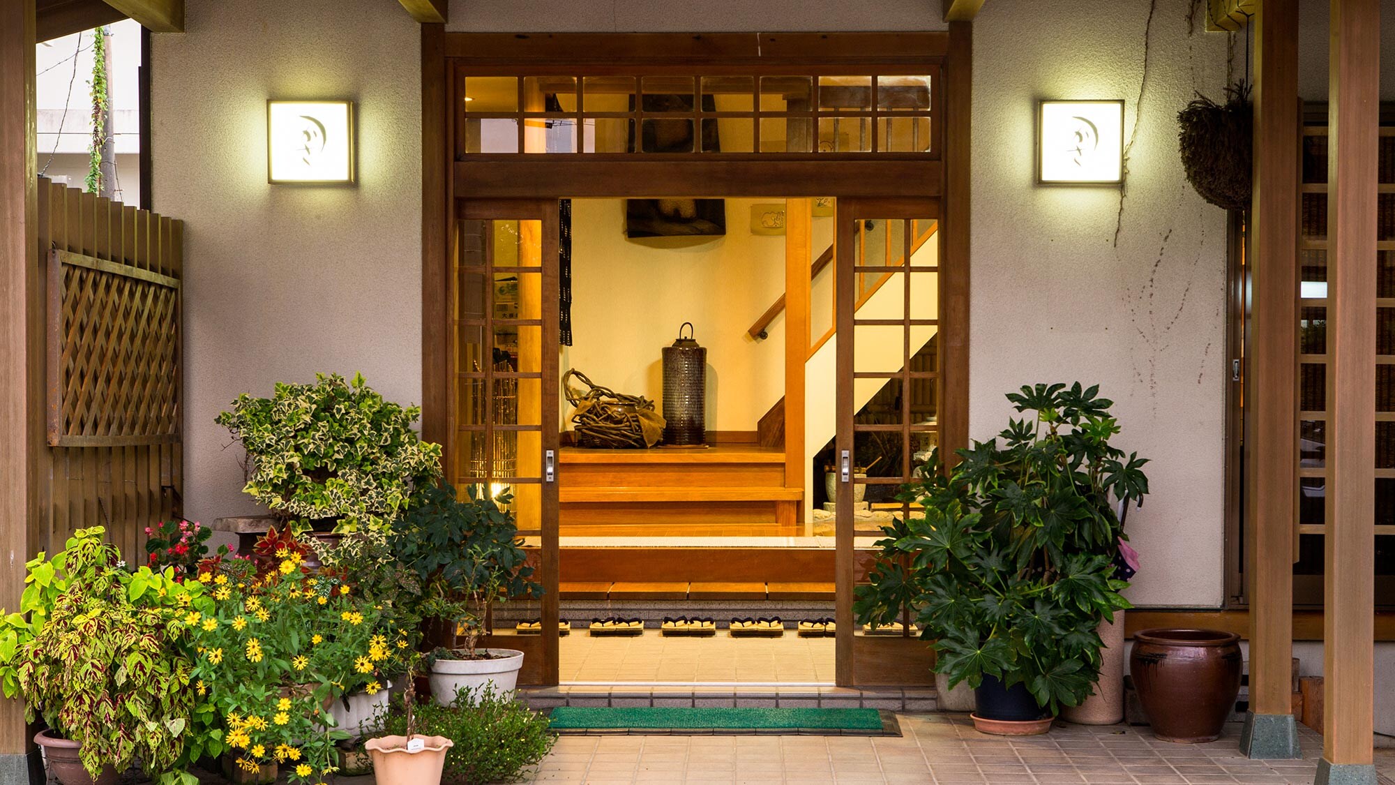 ・ The entrance of the inn