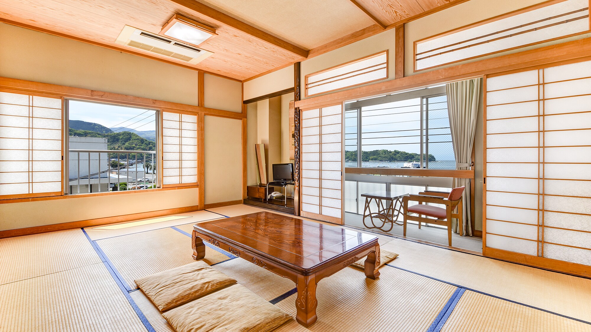 * [Sea side Japanese-style room 12 tatami mats] There are windows on two sides, and the room is bright and airy. * With bath and toilet